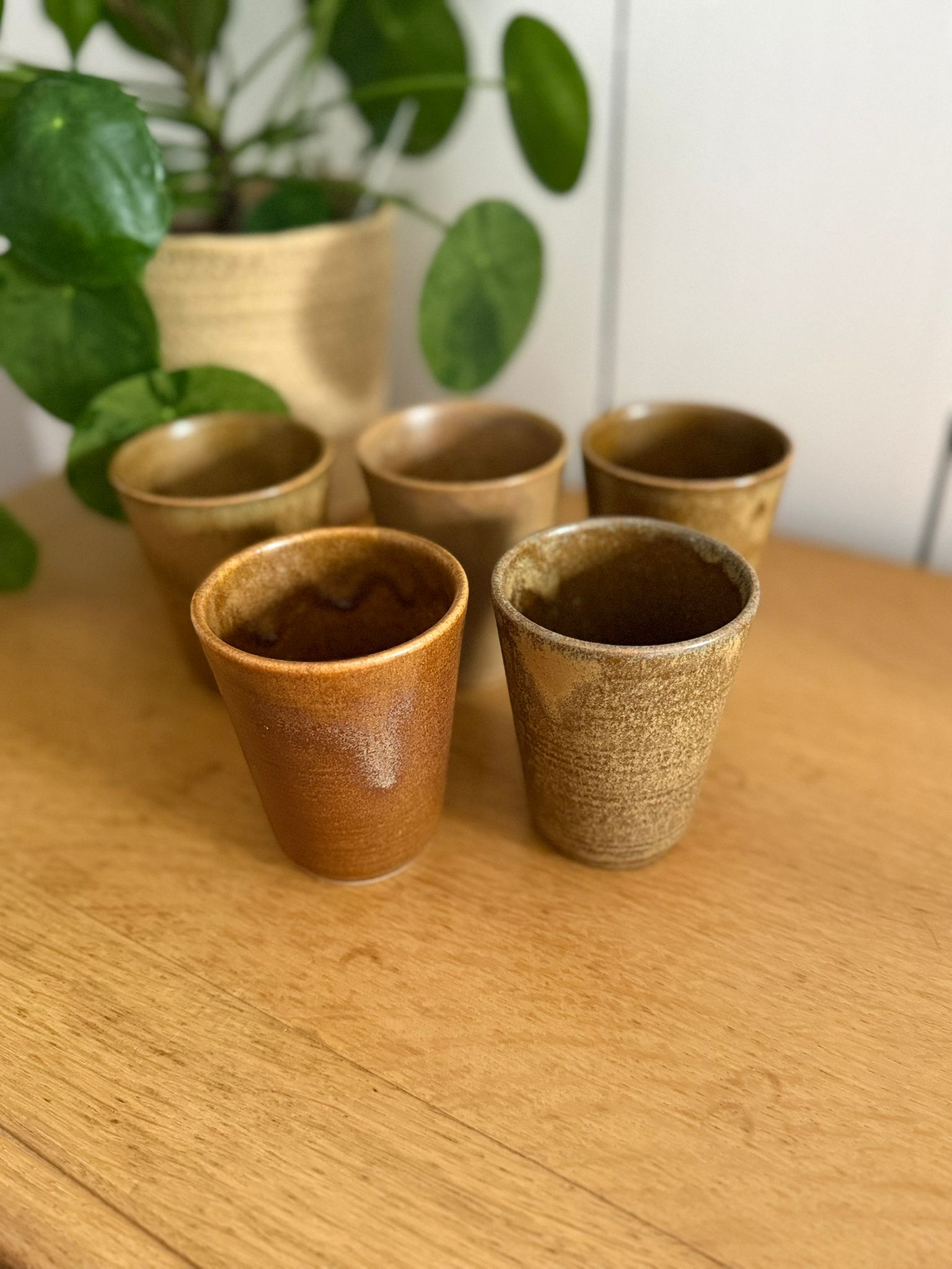 lot de 5 gobelets vintage digoin en grès brun lot de 5 gobelets vintage digoin en grès brun