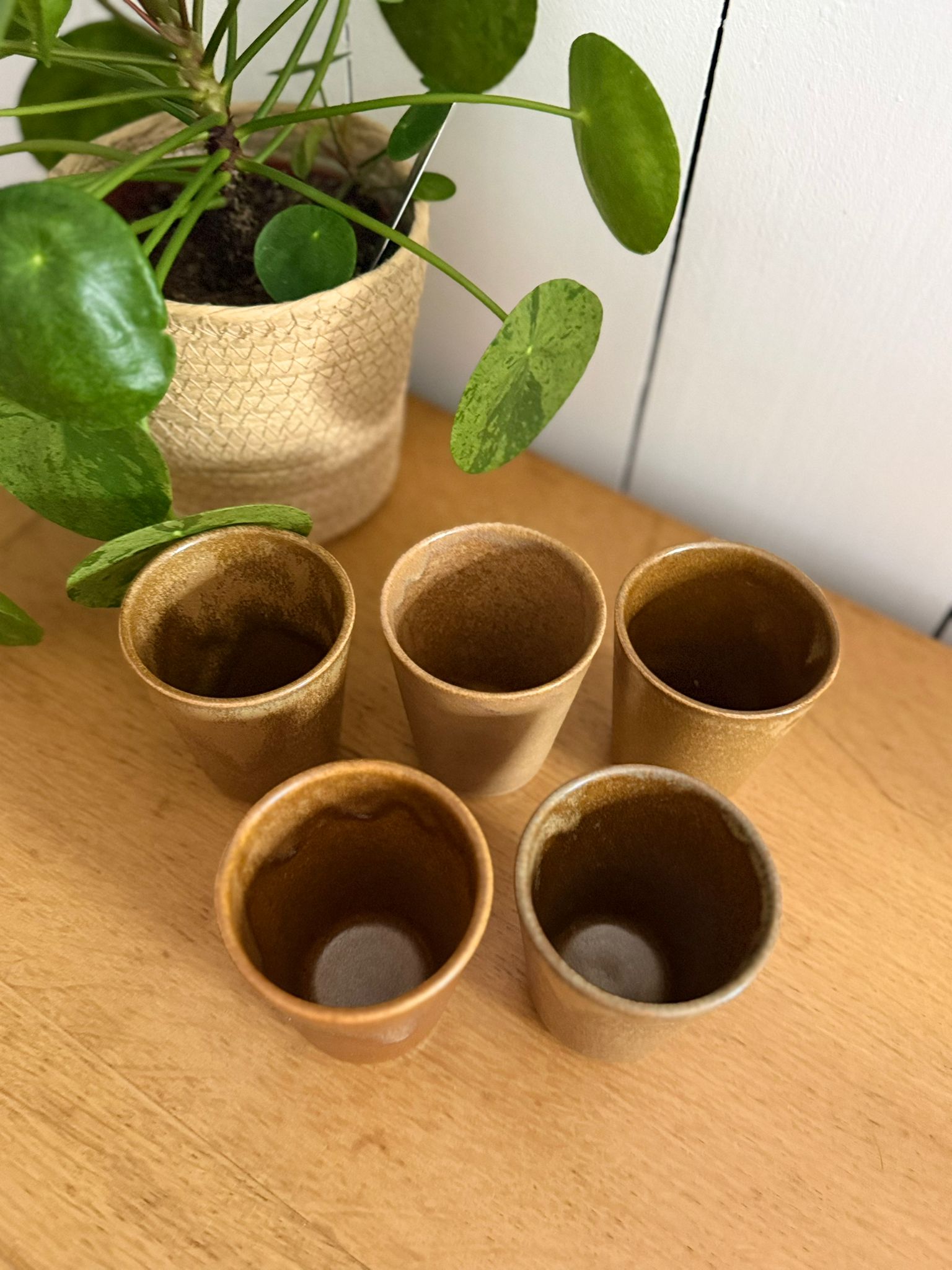 lot de 5 gobelets vintage digoin en grès brun lot de 5 gobelets vintage digoin en grès brun