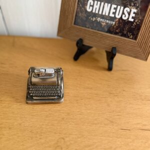briquet de table vintage forme machine à écrire – métal patiné