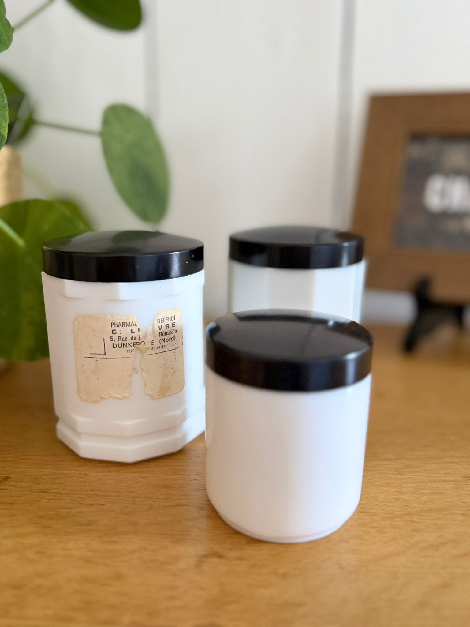 lot de 3 pots d'apothicaire vintage en opaline blanche – anciennes pharmacies lot de 3 pots d'apothicaire vintage en opaline blanche – anciennes pharmacies