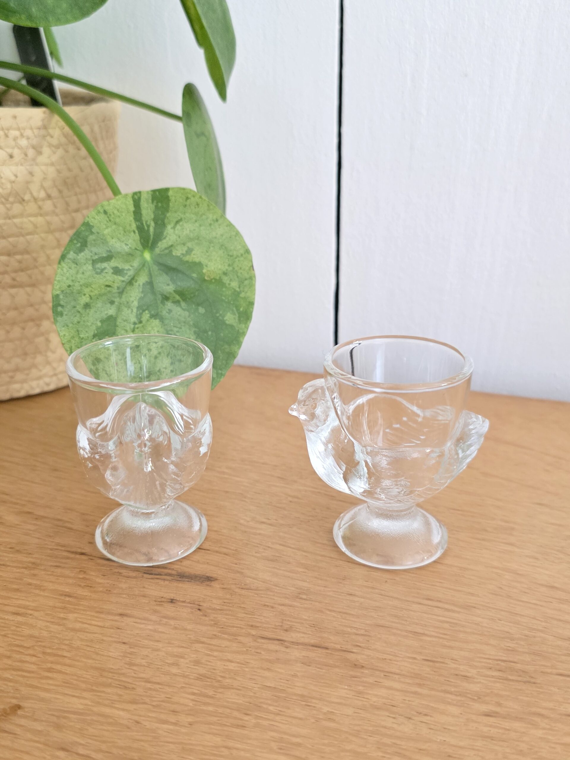 paire de coquetiers vintage en verre moulé forme poule paire de coquetiers vintage en verre moulé forme poule