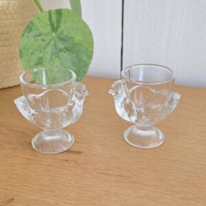 paire de coquetiers vintage en verre moulé forme poule