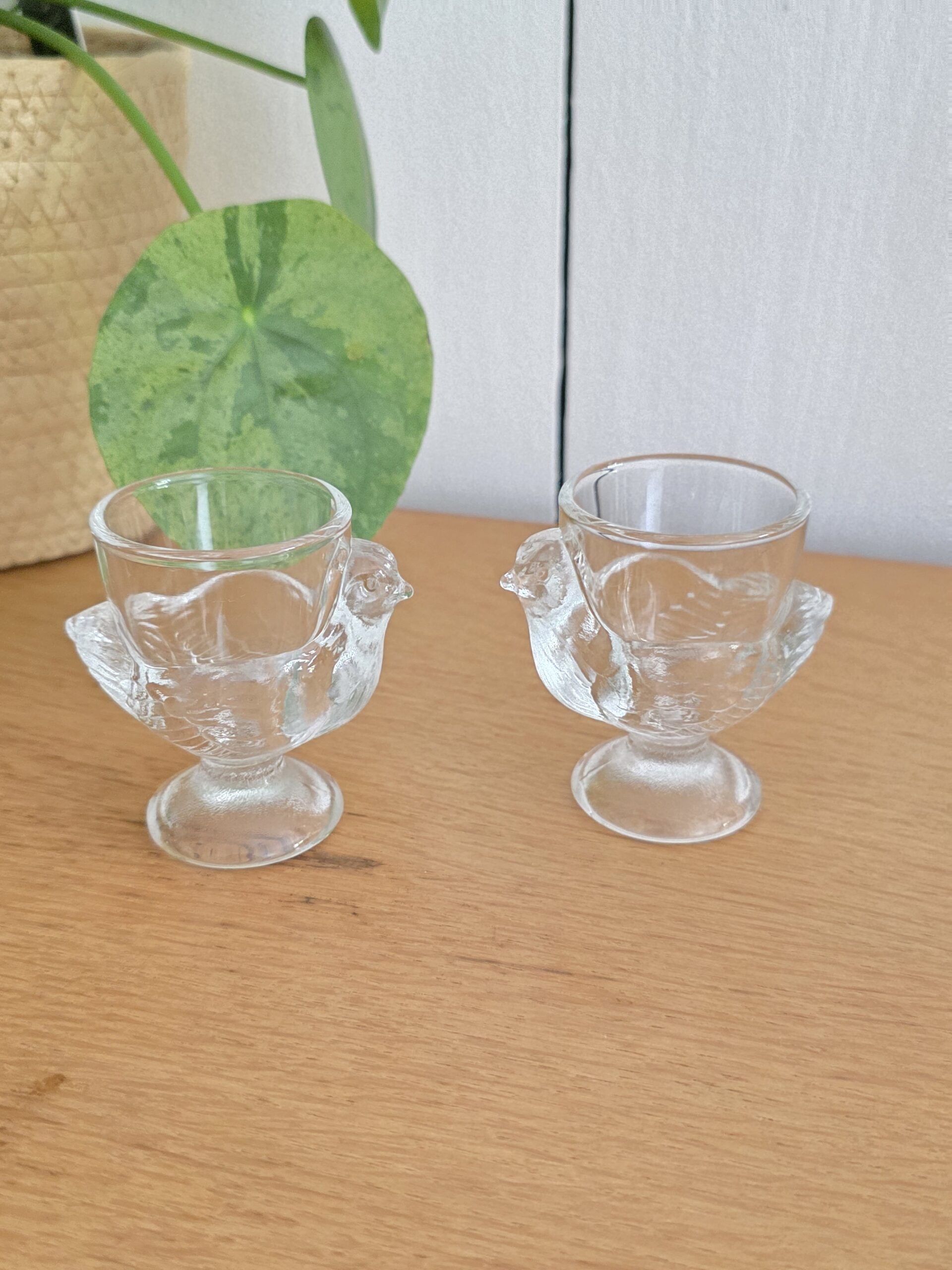 paire de coquetiers vintage en verre moulé forme poule paire de coquetiers vintage en verre moulé forme poule