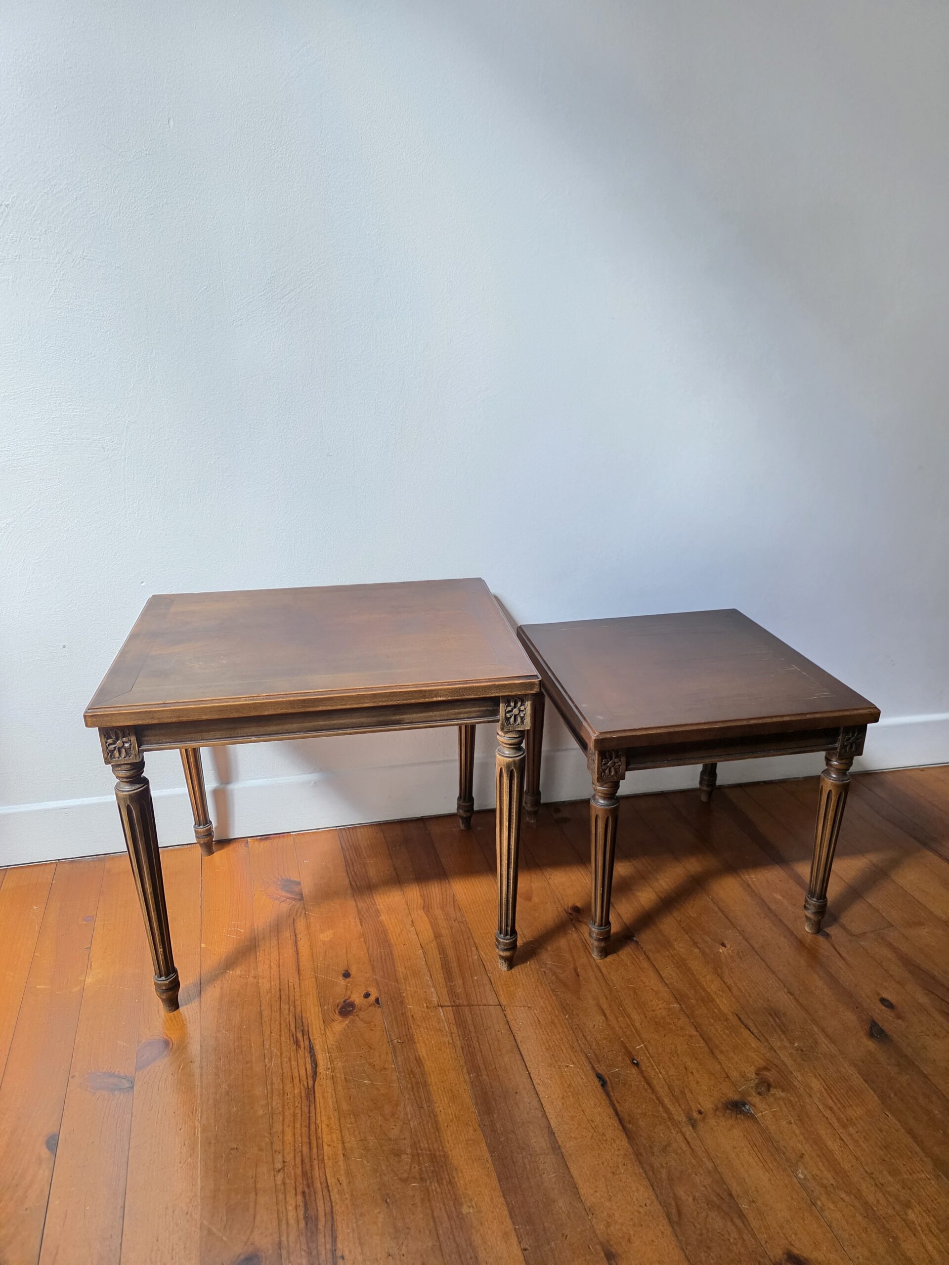paire de tables gigognes vintage style louis xvi en bois paire de tables gigognes vintage style louis xvi en bois