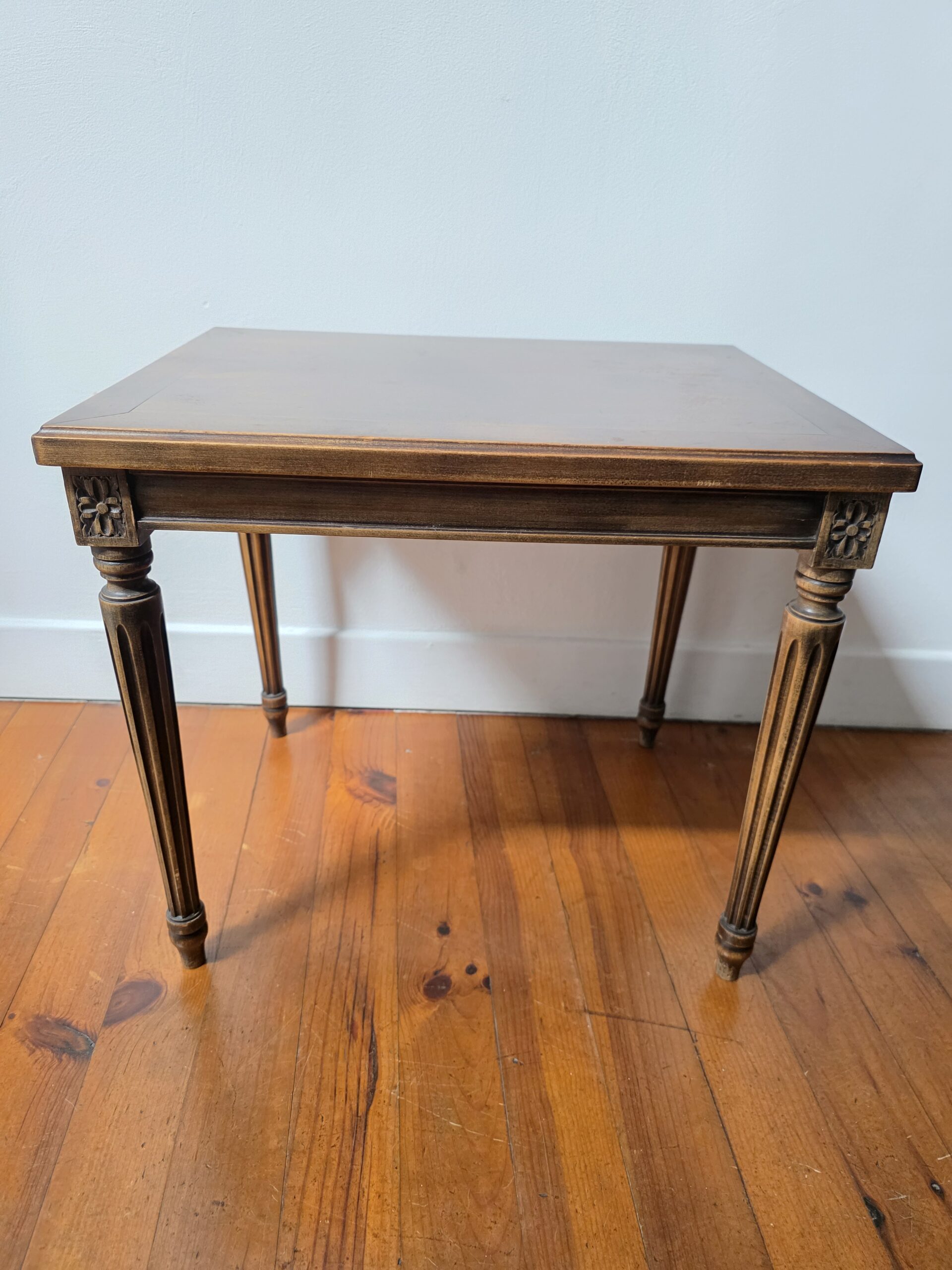 paire de tables gigognes vintage style louis xvi en bois paire de tables gigognes vintage style louis xvi en bois