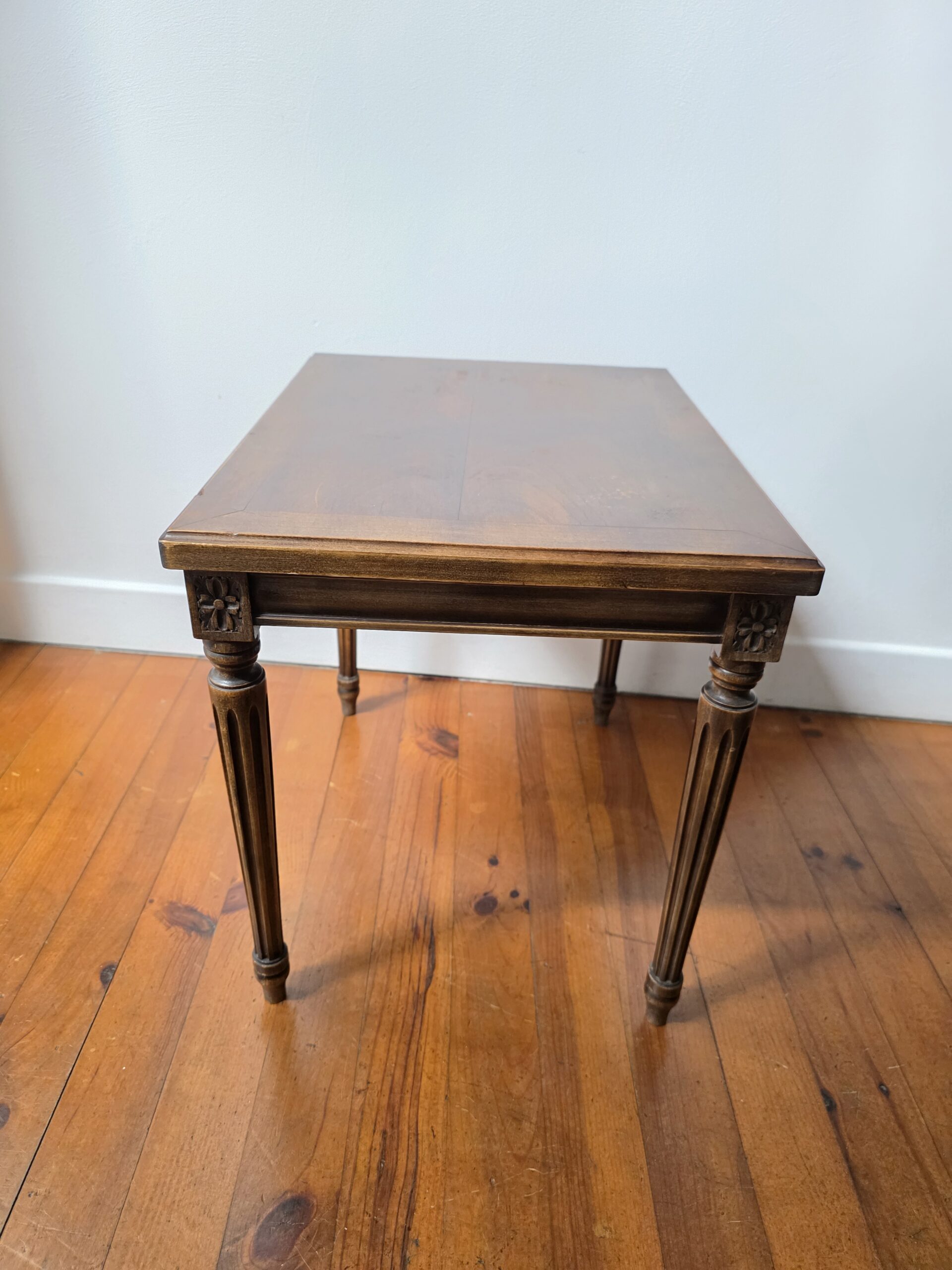paire de tables gigognes vintage style louis xvi en bois paire de tables gigognes vintage style louis xvi en bois
