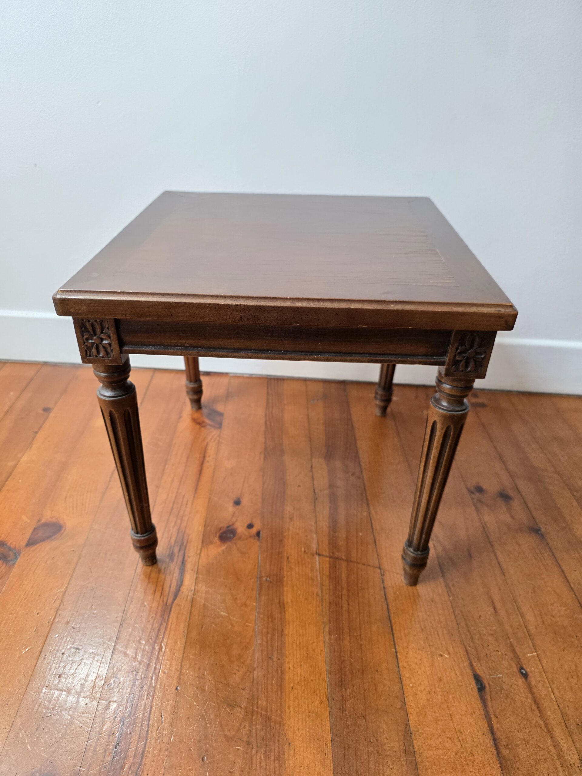 paire de tables gigognes vintage style louis xvi en bois paire de tables gigognes vintage style louis xvi en bois