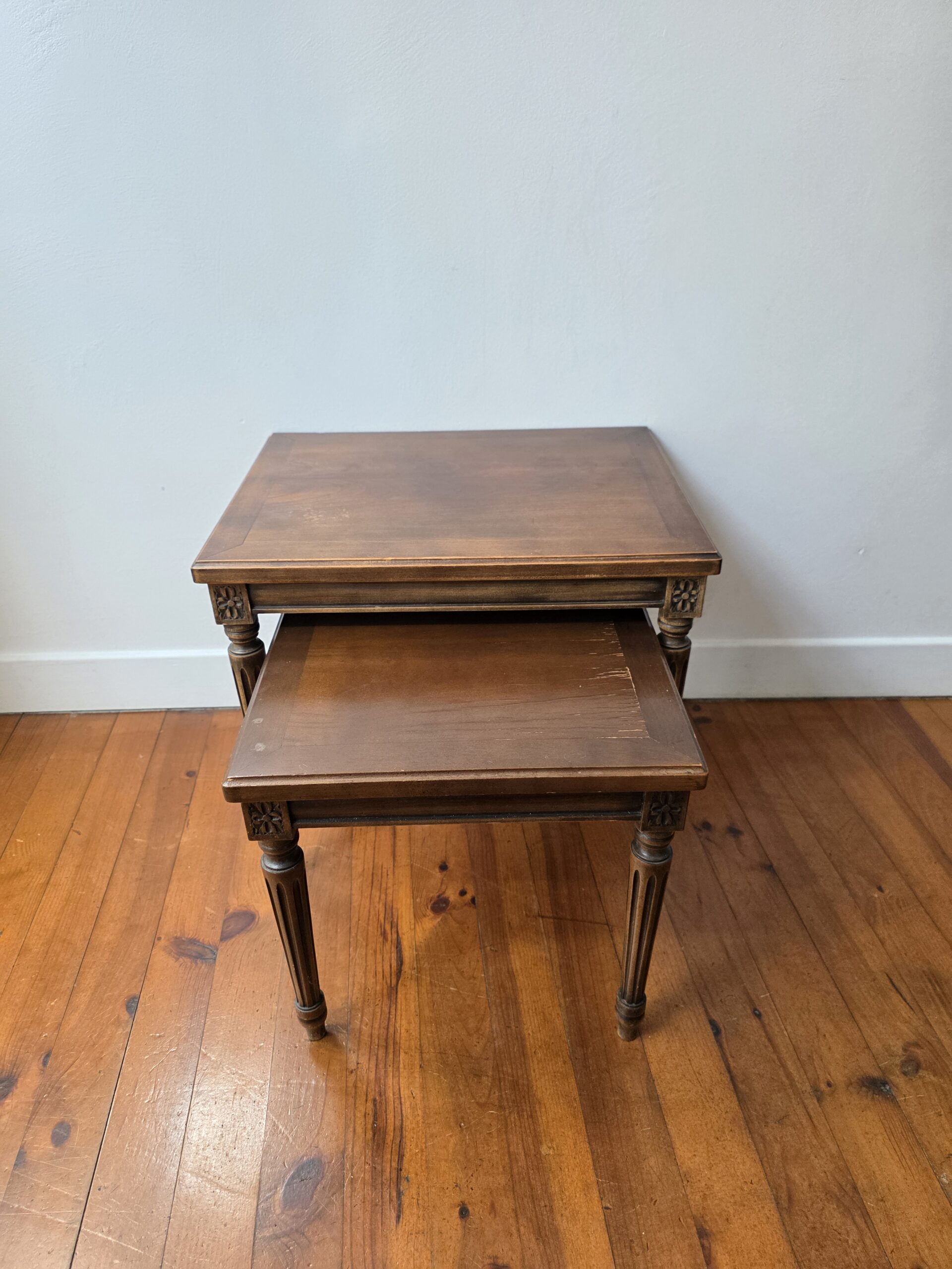 paire de tables gigognes vintage style louis xvi en bois paire de tables gigognes vintage style louis xvi en bois