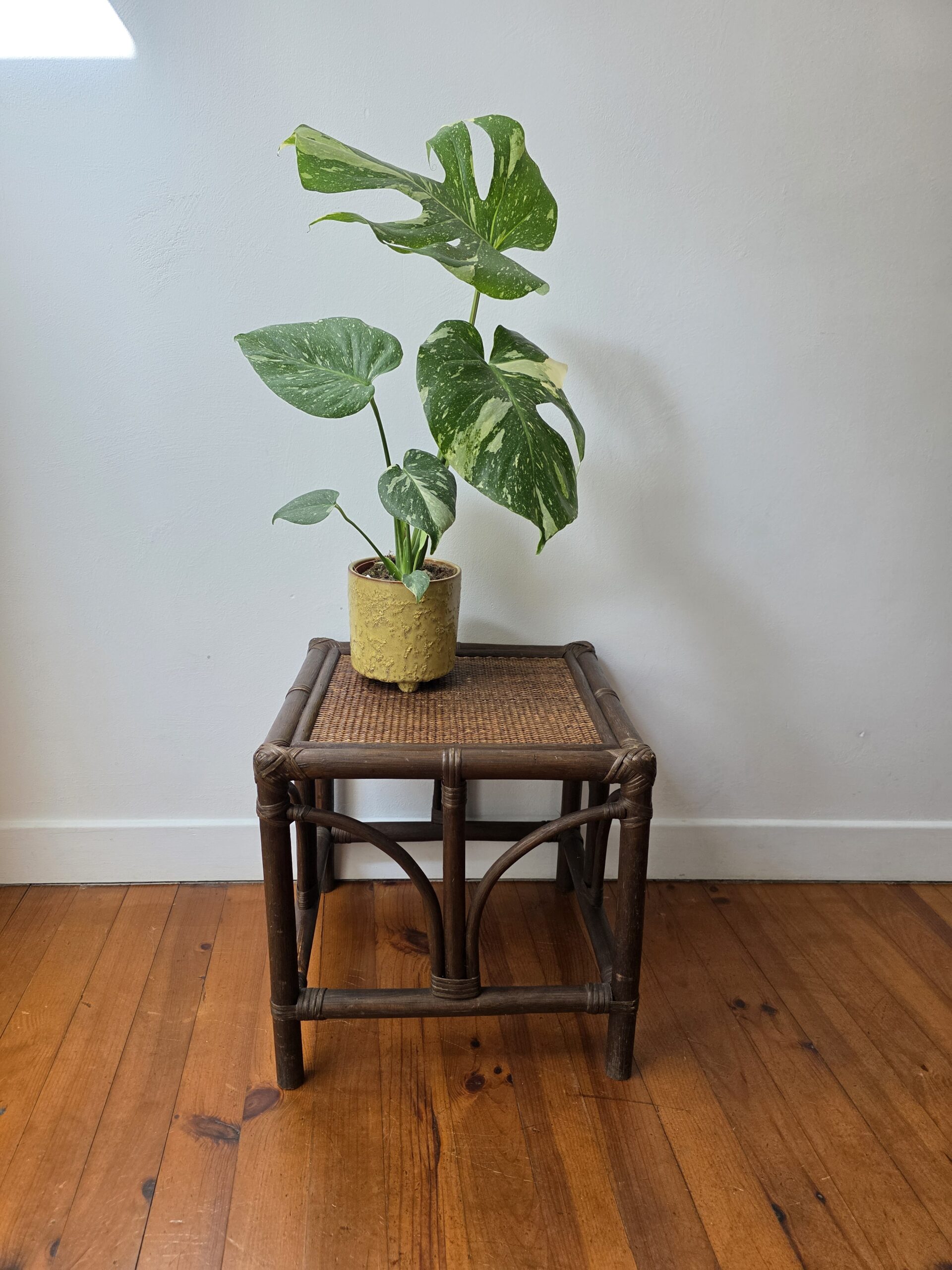 table d'appoint vintage en bambou et cannage table d'appoint vintage en bambou et cannage