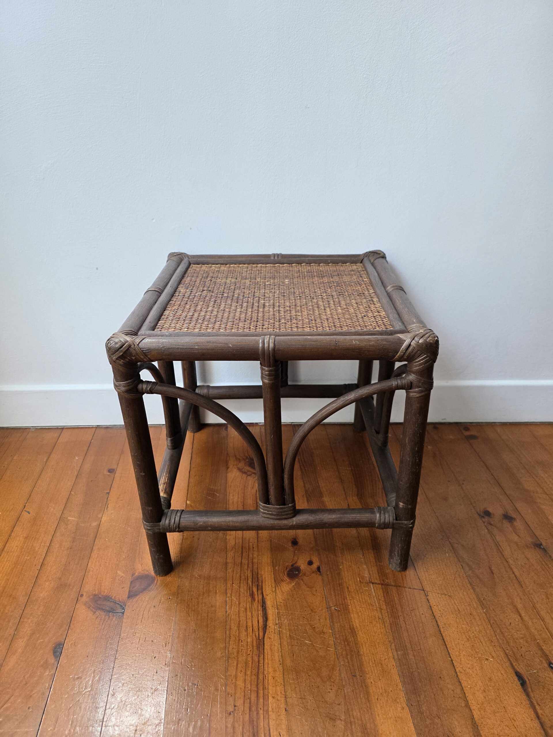 table d'appoint vintage en bambou et cannage table d'appoint vintage en bambou et cannage