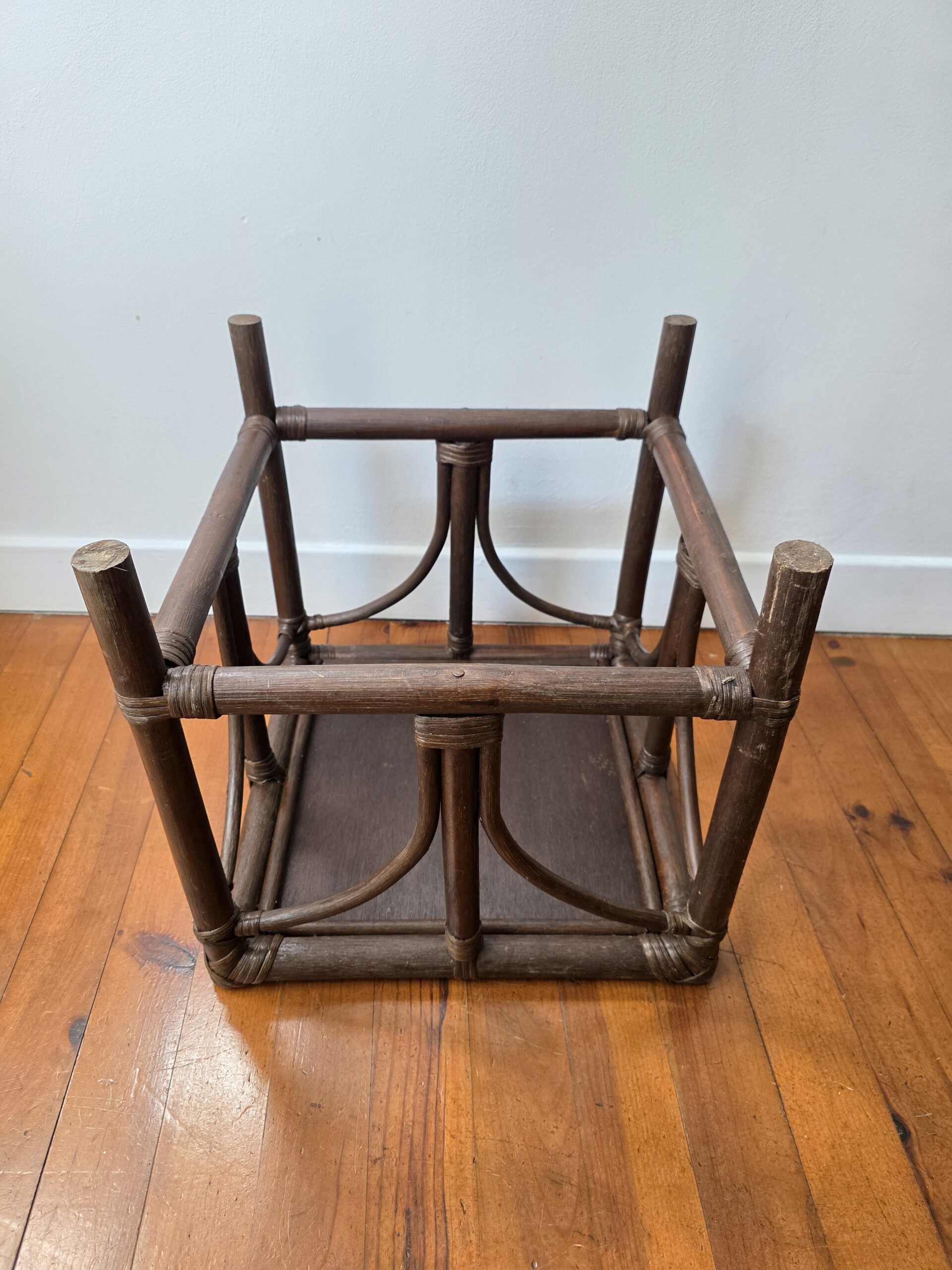 table d'appoint vintage en bambou et cannage table d'appoint vintage en bambou et cannage