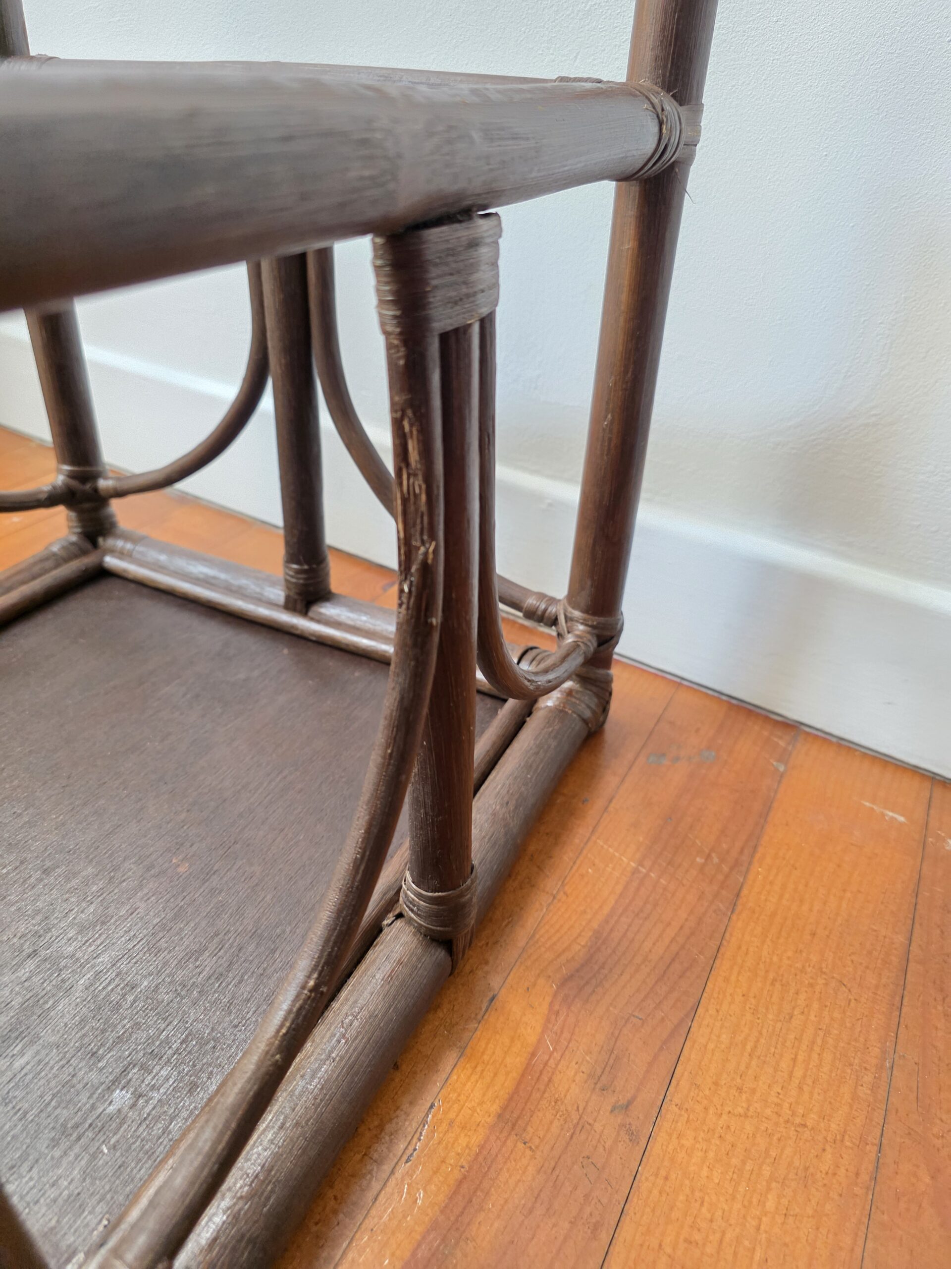 table d'appoint vintage en bambou et cannage table d'appoint vintage en bambou et cannage