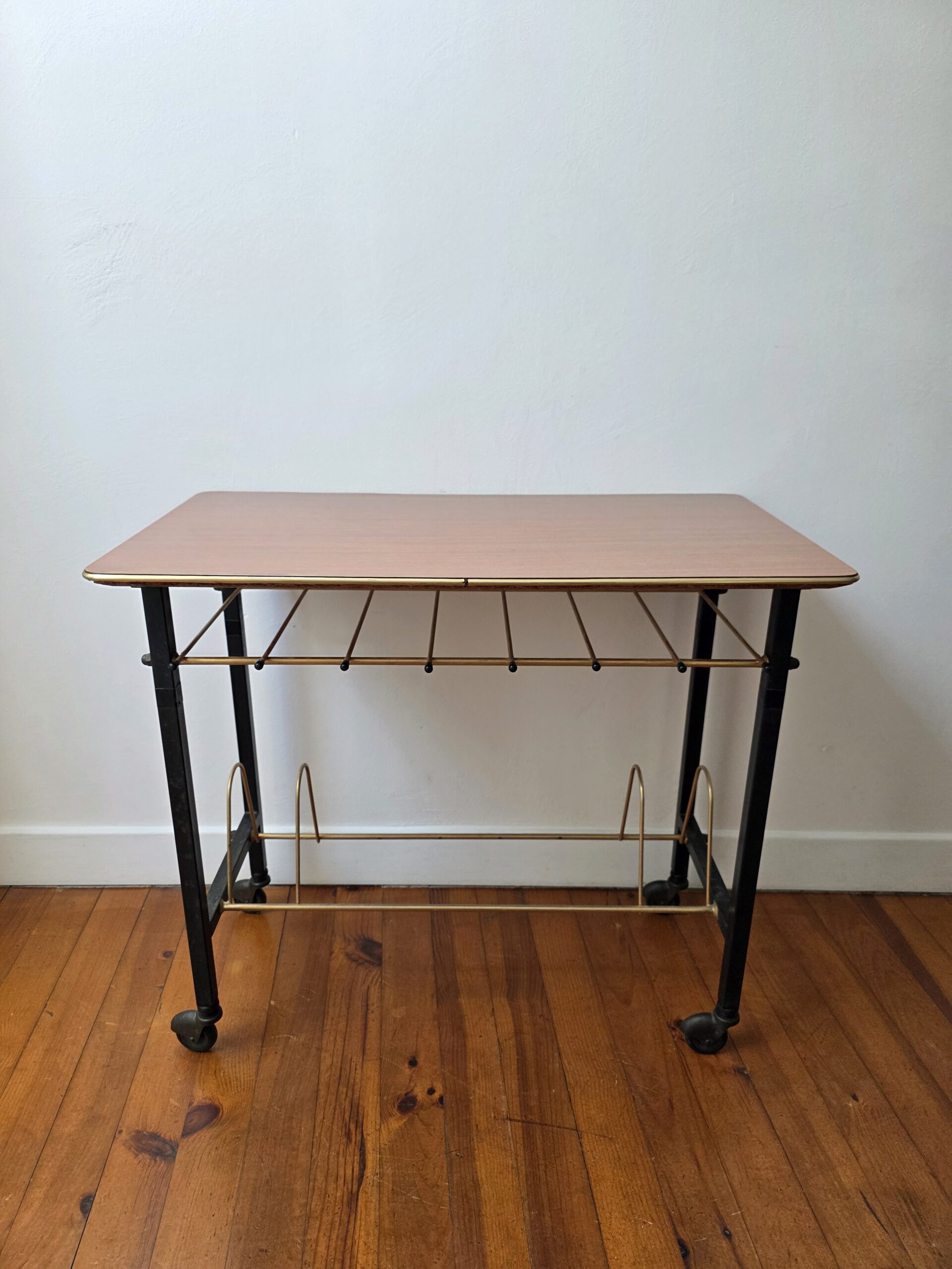 desserte porte revues vintage à roulettes – formica et métal – années 60/70 desserte porte revues vintage à roulettes – formica et métal – années 60/70