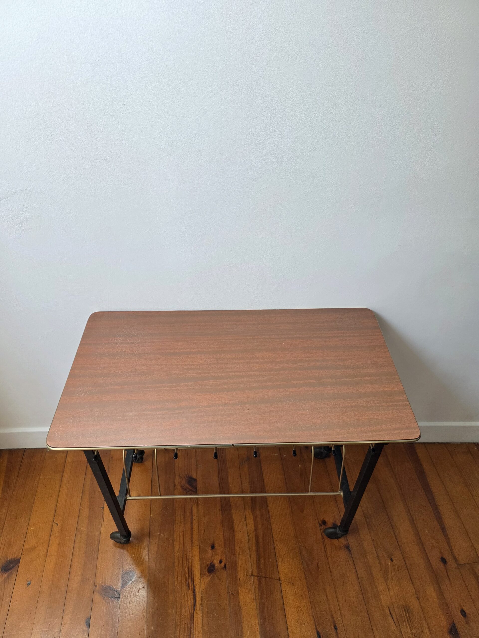 desserte porte revues vintage à roulettes – formica et métal – années 60/70 desserte porte revues vintage à roulettes – formica et métal – années 60/70