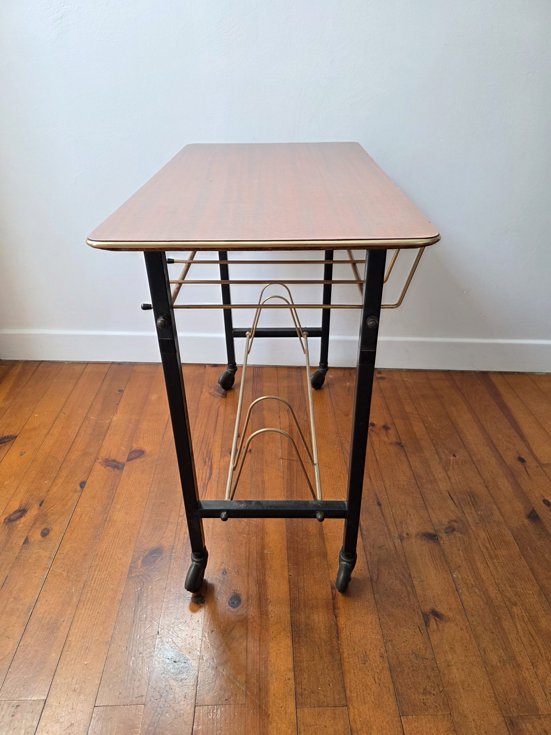 desserte porte revues vintage à roulettes – formica et métal – années 60/70 desserte porte revues vintage à roulettes – formica et métal – années 60/70