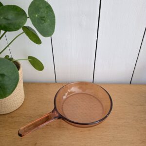 sauteuse vintage en tôle émaillée à pois multicolores – casserole rétro avec manche