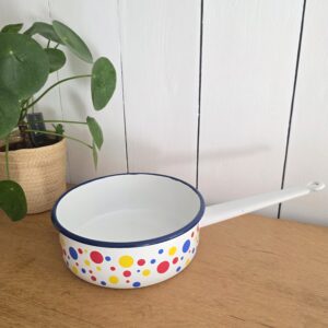 sauteuse vintage en tôle émaillée à pois multicolores – casserole rétro avec manche