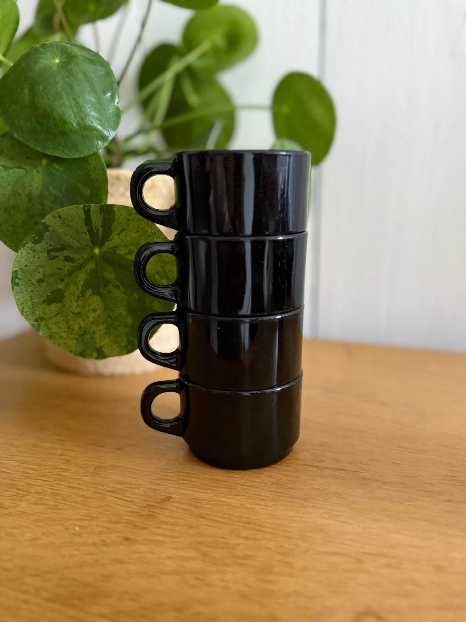 lot de 4 tasses empilables arcoroc noires vintage lot de 4 tasses empilables arcoroc noires vintage