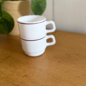 lot de 2 tasses arcopal empilables blanches à liseré bordeaux