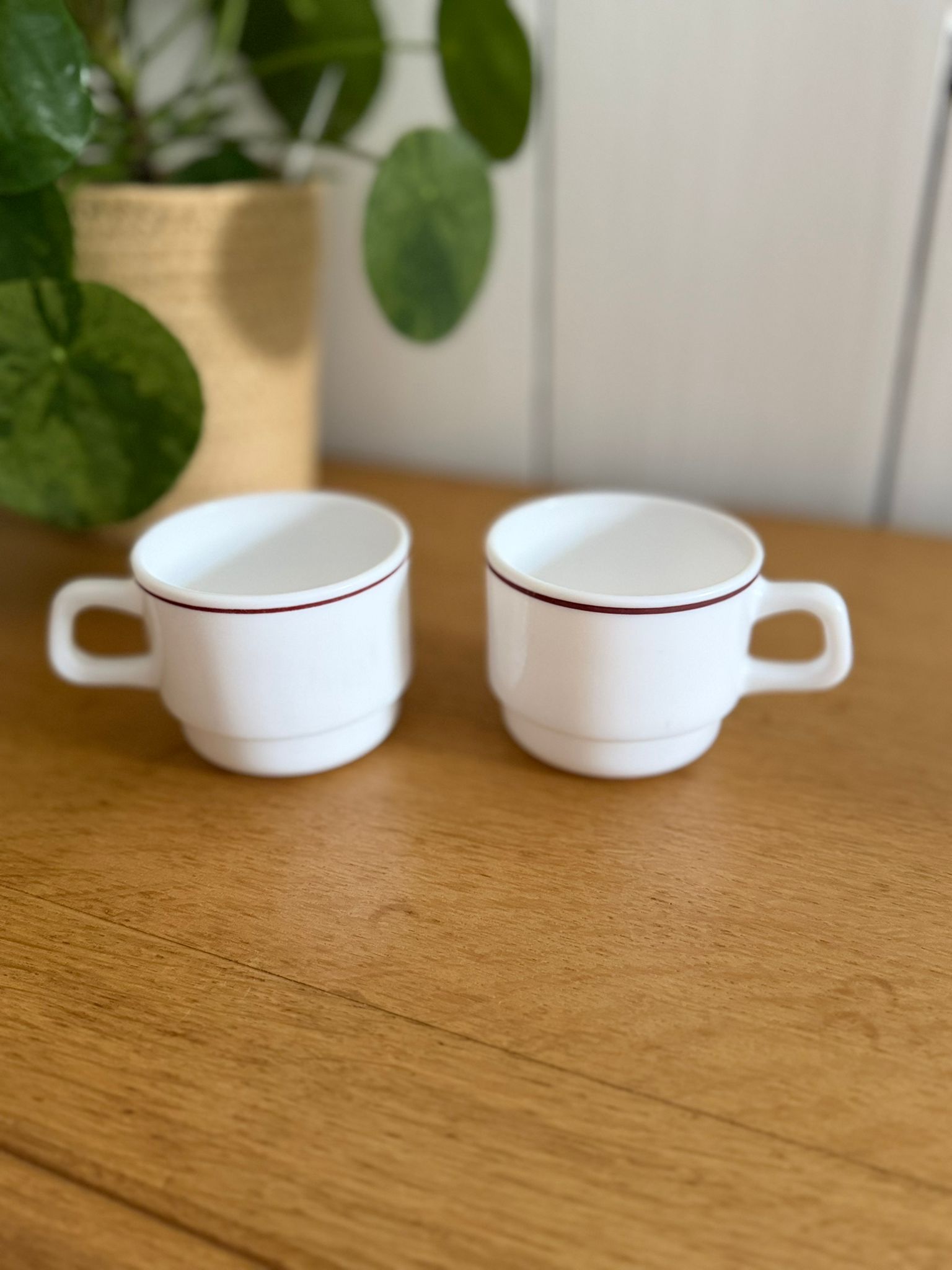 lot de 2 tasses arcopal empilables blanches à liseré bordeaux lot de 2 tasses arcopal empilables blanches à liseré bordeaux