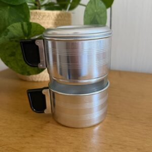 lot de 2 tasses arcopal empilables blanches à liseré bordeaux