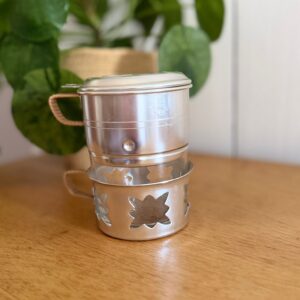 lot de 2 tasses arcopal empilables blanches à liseré bordeaux