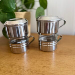 lot de 2 tasses arcopal empilables blanches à liseré bordeaux