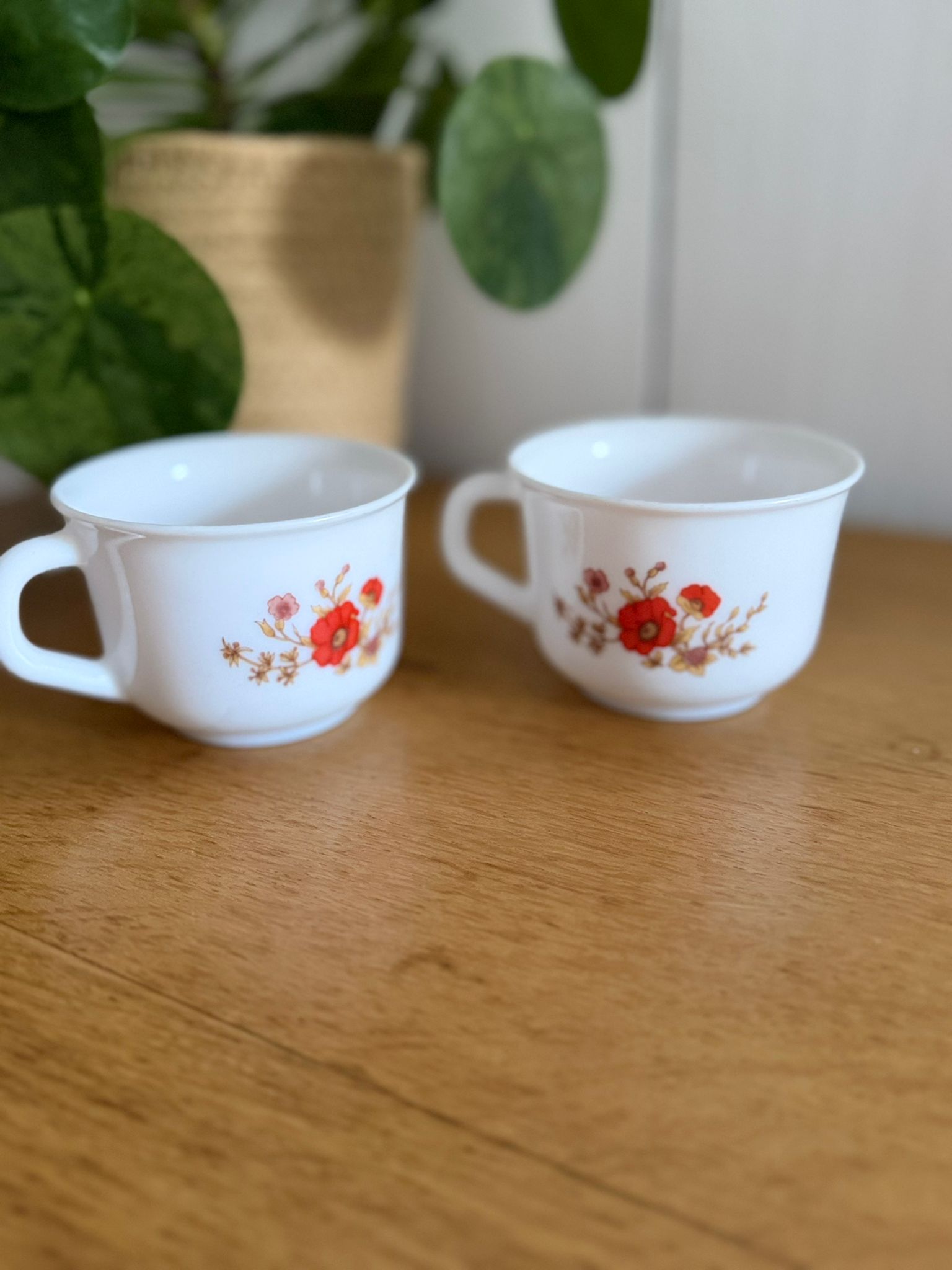 paire de tasses arcopal coquelicots vintage en verre opalin paire de tasses arcopal coquelicots vintage en verre opalin