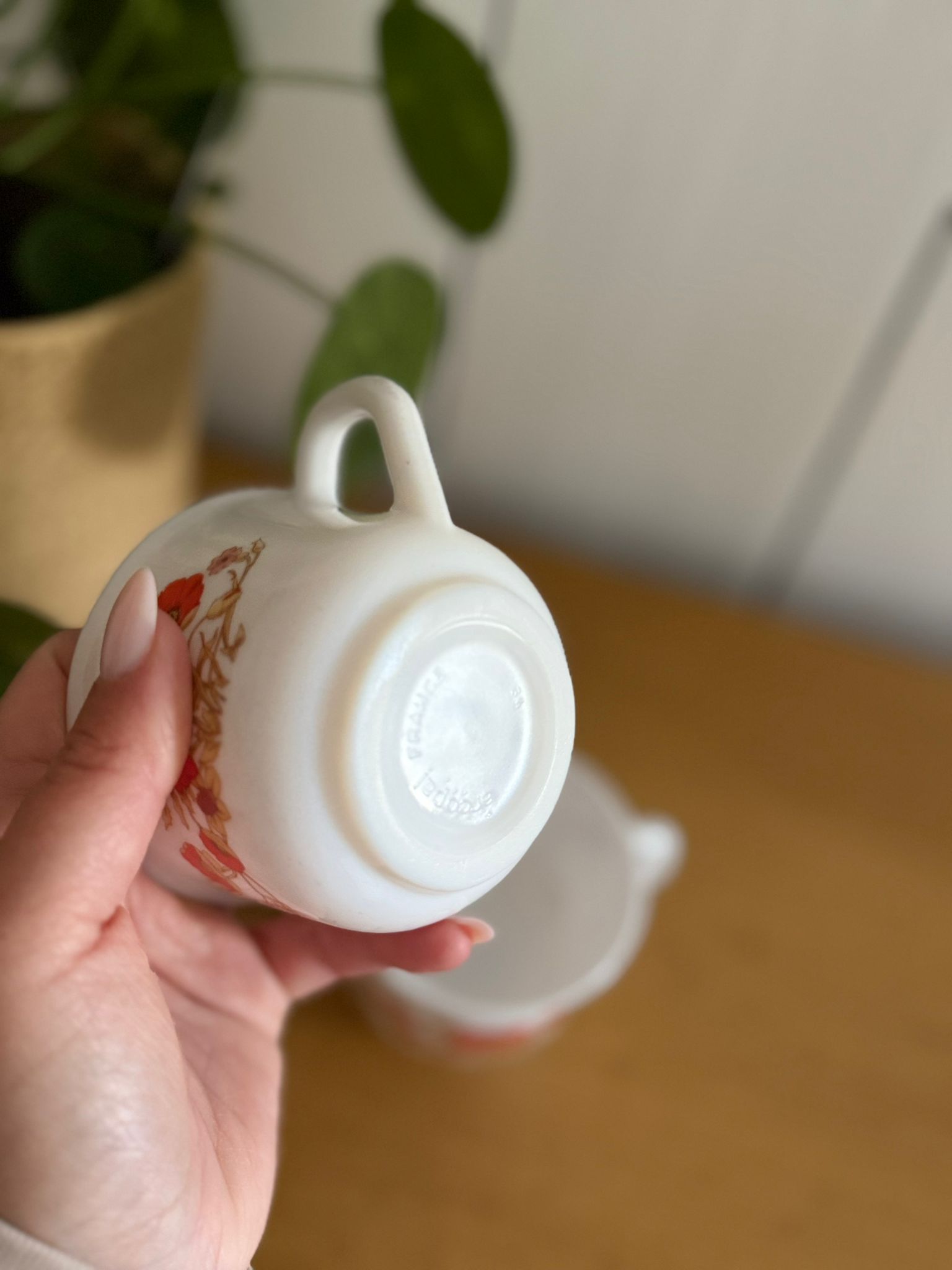paire de tasses arcopal coquelicots vintage en verre opalin paire de tasses arcopal coquelicots vintage en verre opalin