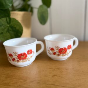 paire de tasses arcopal coquelicots vintage en verre opalin
