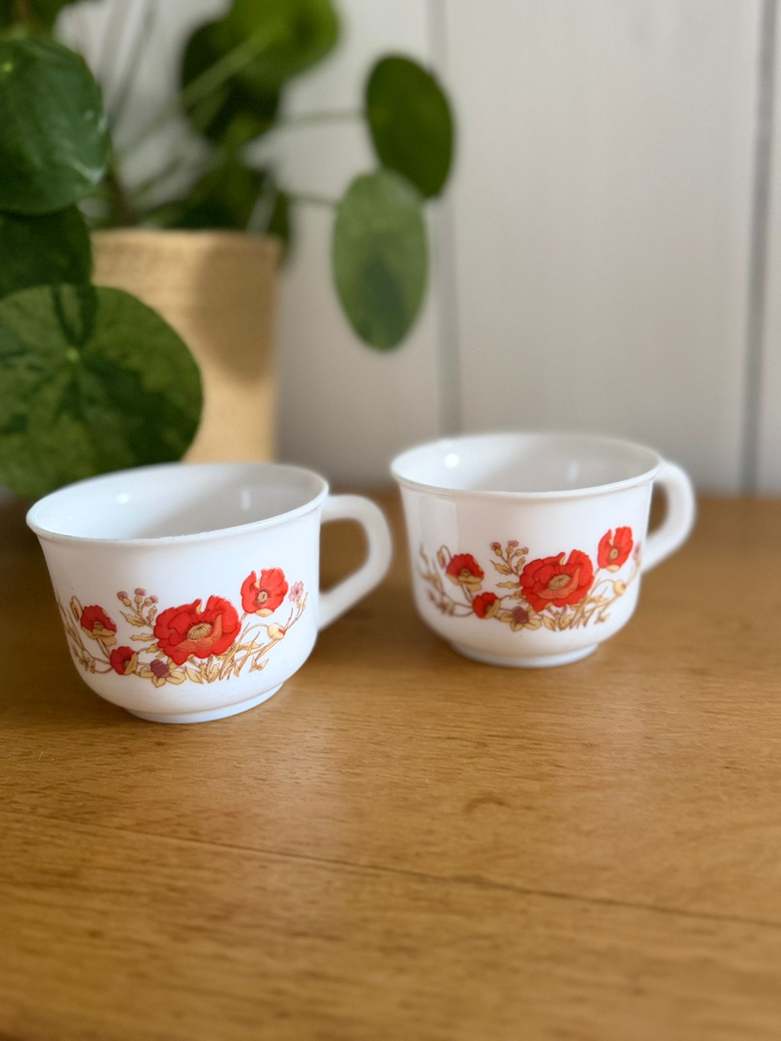 paire de tasses arcopal coquelicots vintage en verre opalin paire de tasses arcopal coquelicots vintage en verre opalin