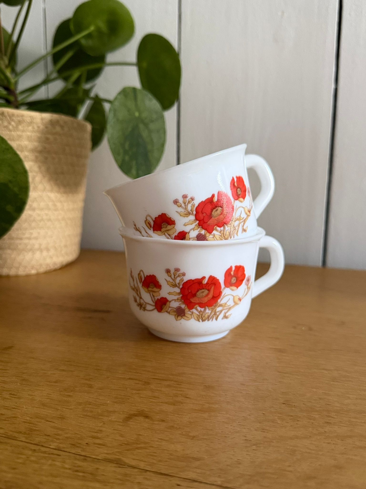 paire de tasses arcopal coquelicots vintage en verre opalin paire de tasses arcopal coquelicots vintage en verre opalin