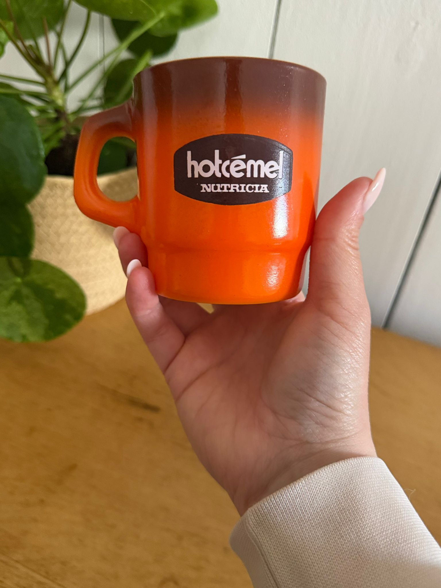 mug publicitaire vintage hotcémel nutricia en verre opalin orange mug publicitaire vintage hotcémel nutricia en verre opalin orange