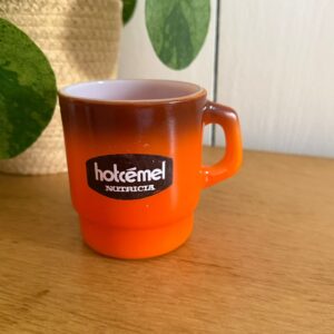 mug publicitaire vintage hotcémel nutricia en verre opalin orange