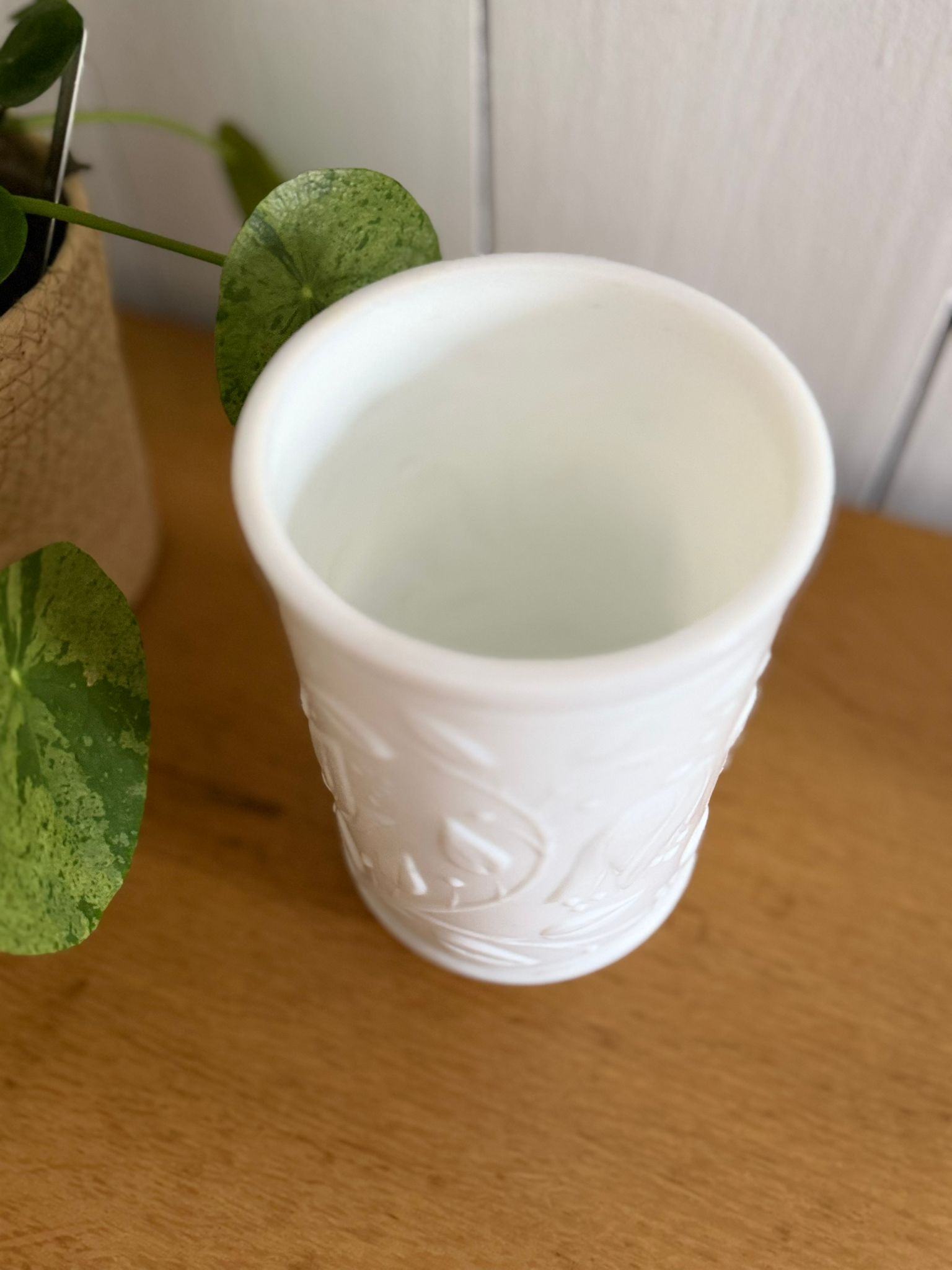 vase vintage opale france en verre opalin blanc à décor floral vase vintage opale france en verre opalin blanc à décor floral
