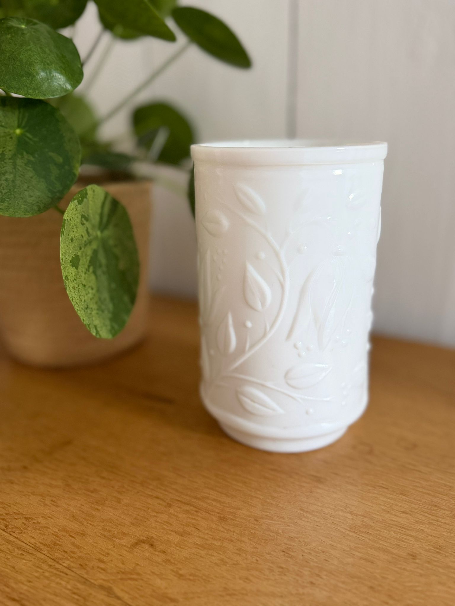vase vintage opale france en verre opalin blanc à décor floral vase vintage opale france en verre opalin blanc à décor floral