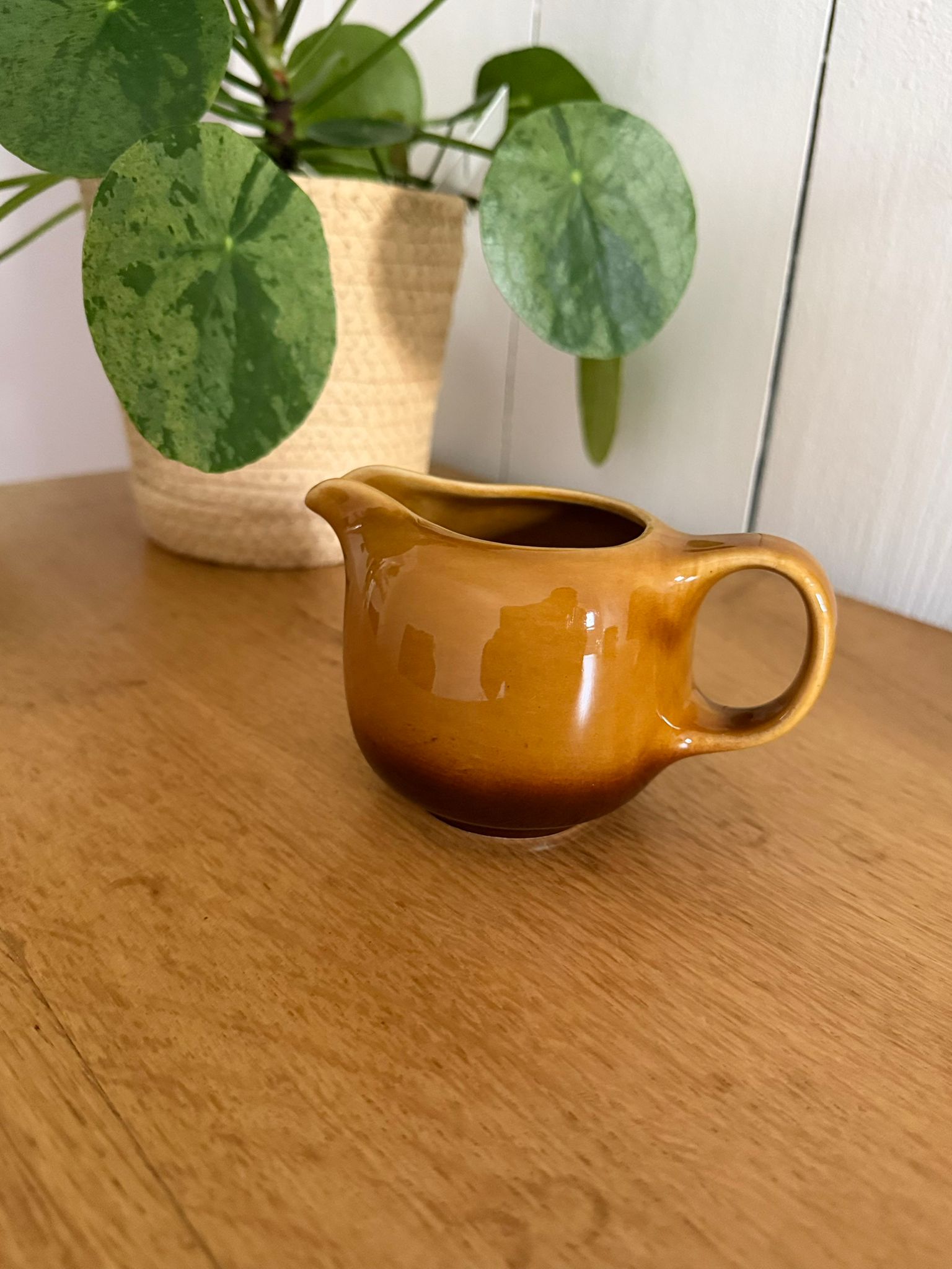 lot de 2 tasses arcopal empilables blanches à liseré bordeaux lot de 2 tasses arcopal empilables blanches à liseré bordeaux