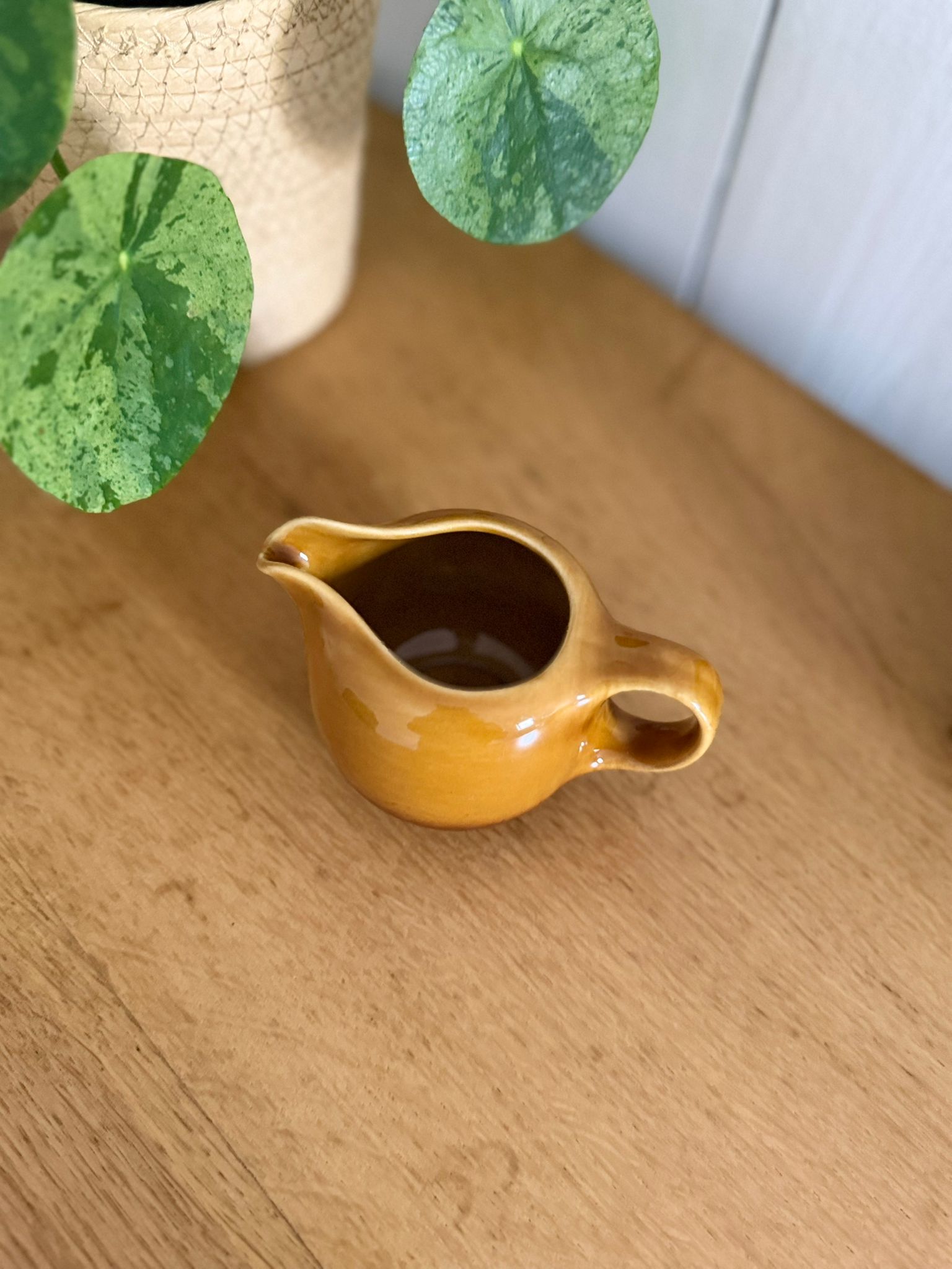 lot de 2 tasses arcopal empilables blanches à liseré bordeaux lot de 2 tasses arcopal empilables blanches à liseré bordeaux