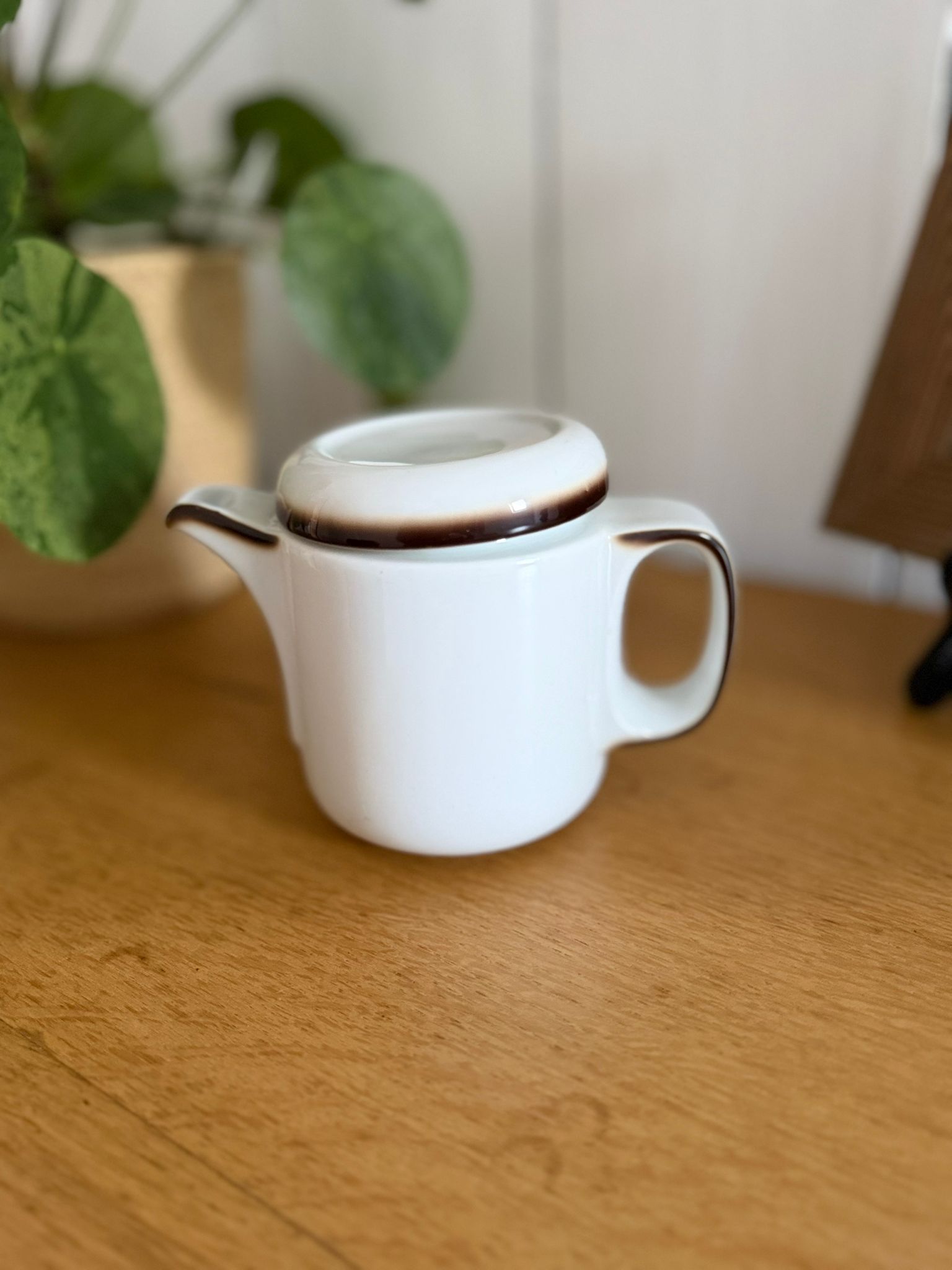 lot de 2 tasses arcopal empilables blanches à liseré bordeaux lot de 2 tasses arcopal empilables blanches à liseré bordeaux