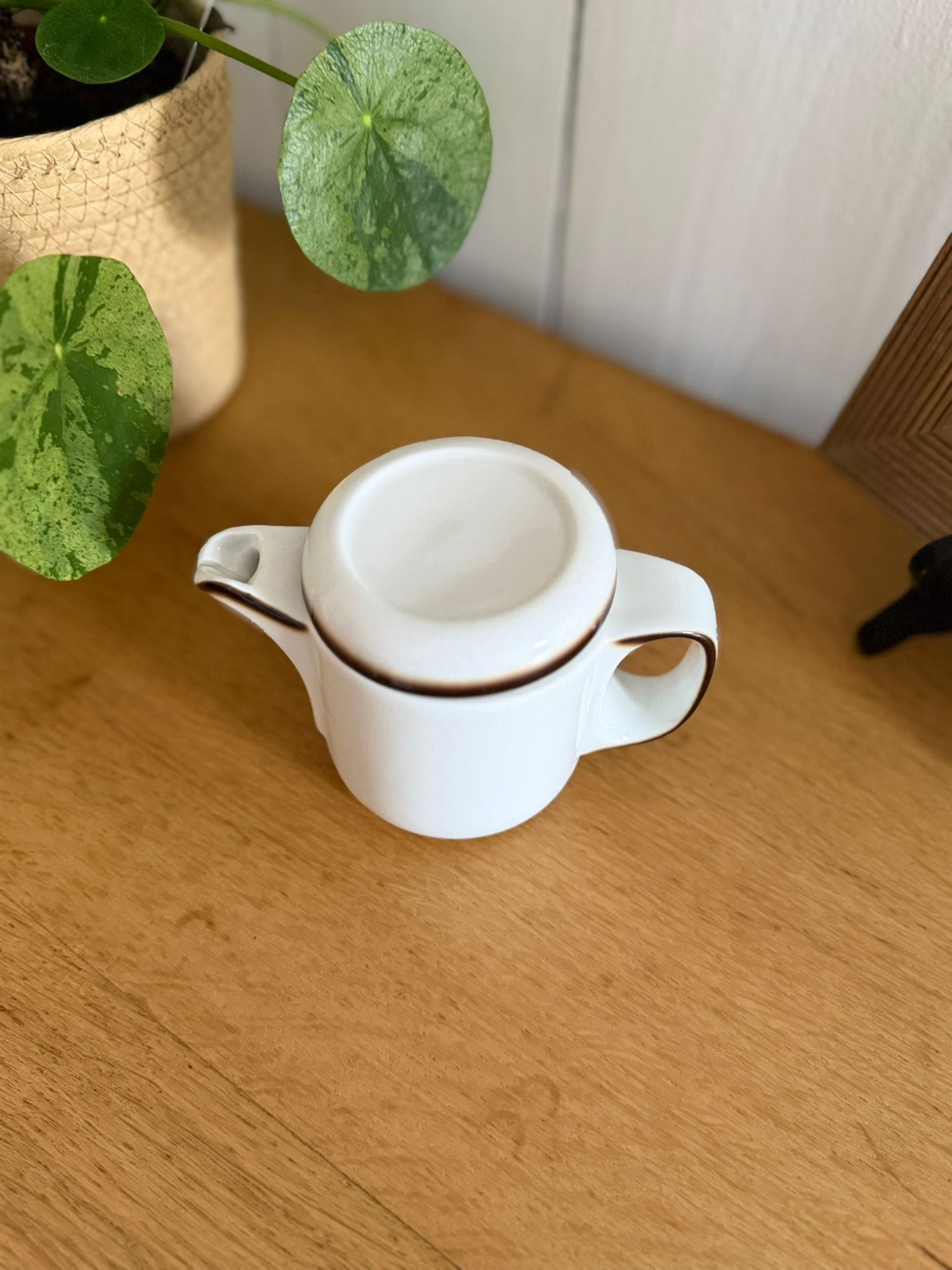 lot de 2 tasses arcopal empilables blanches à liseré bordeaux lot de 2 tasses arcopal empilables blanches à liseré bordeaux