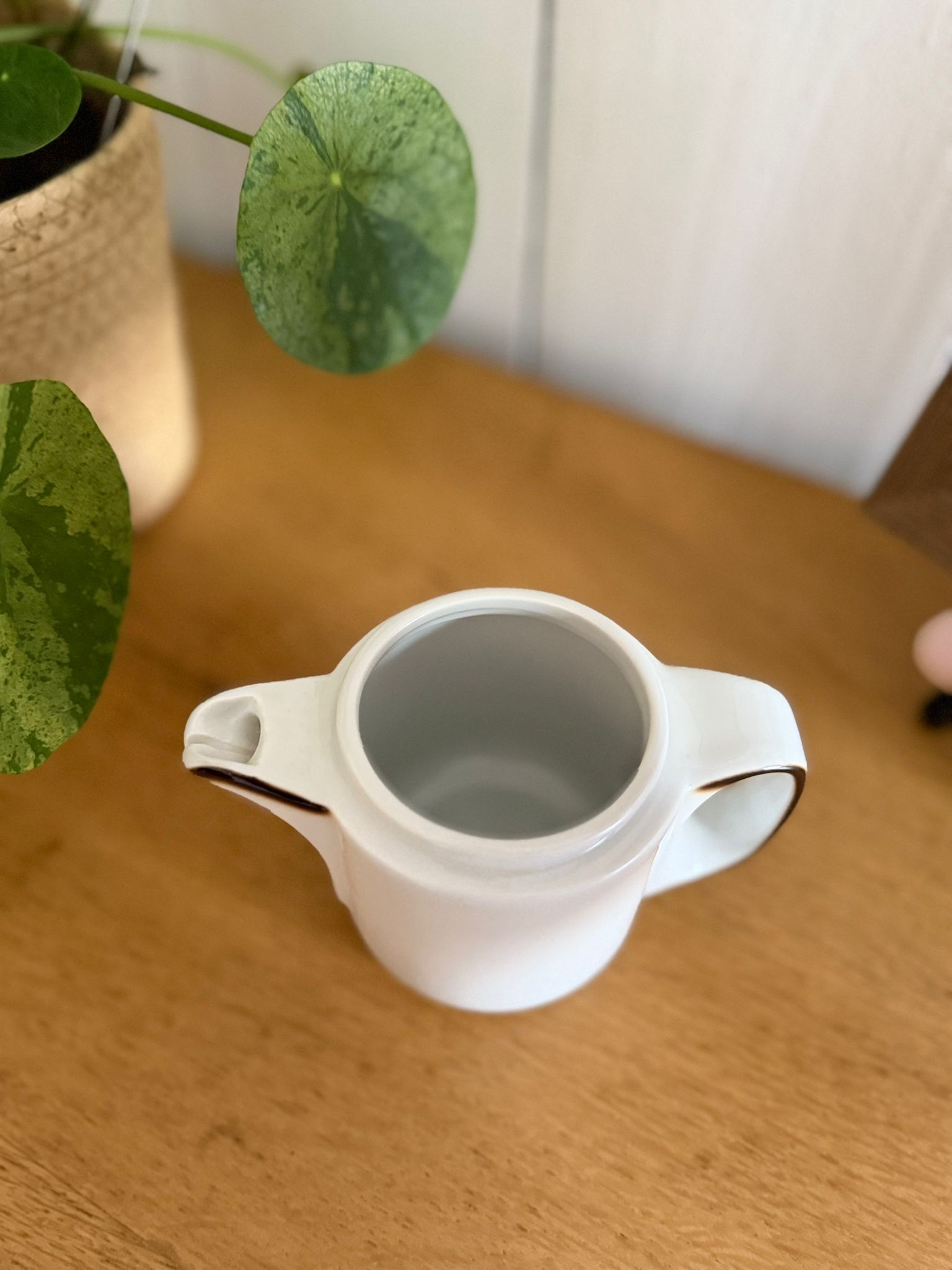 lot de 2 tasses arcopal empilables blanches à liseré bordeaux lot de 2 tasses arcopal empilables blanches à liseré bordeaux