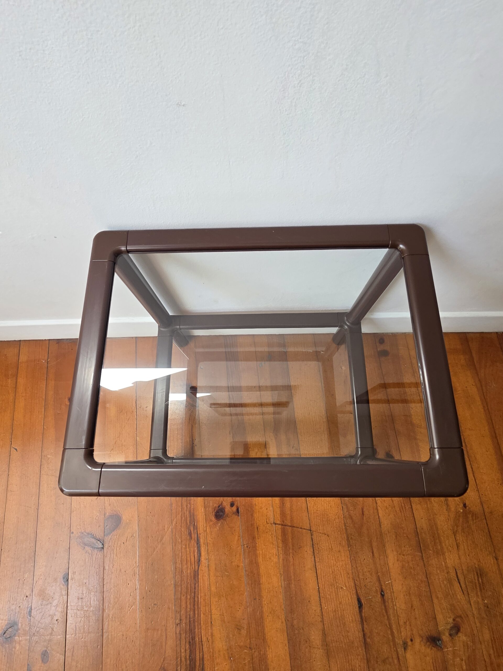 table d'appoint vintage en plastique brun et plateaux en verre – années 70