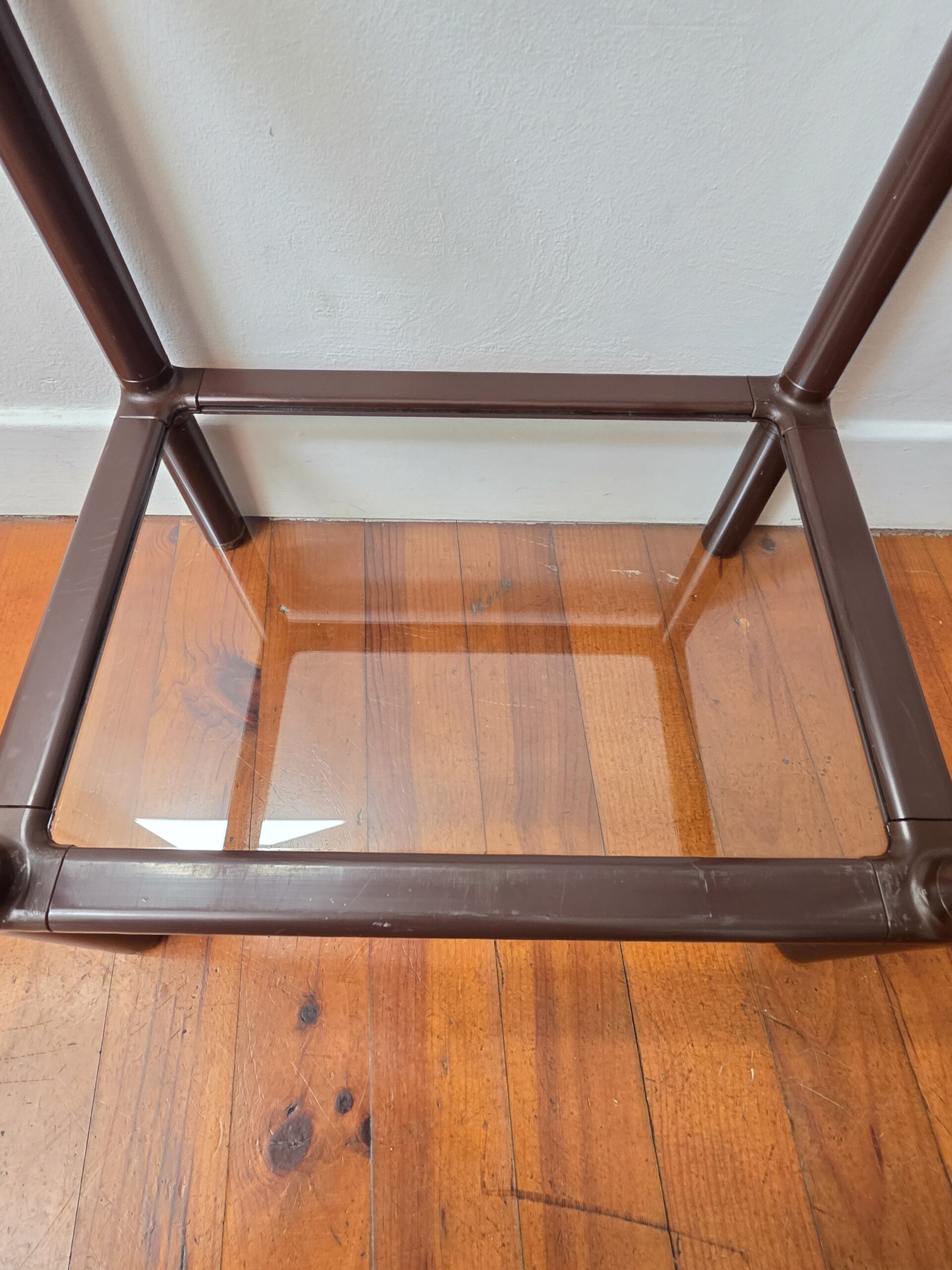 table d'appoint vintage en plastique brun et plateaux en verre – années 70