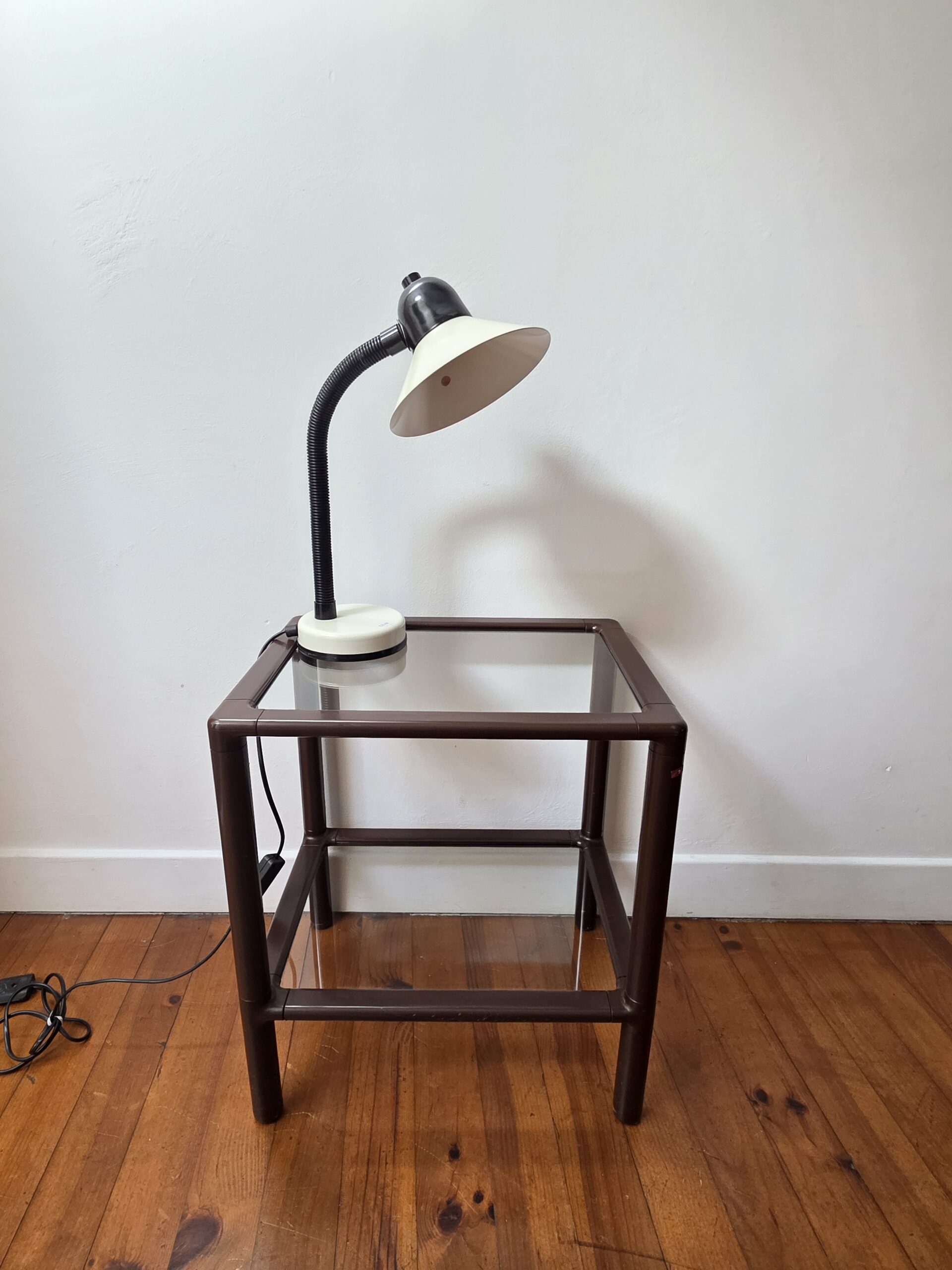 table d'appoint vintage en plastique brun et plateaux en verre – années 70