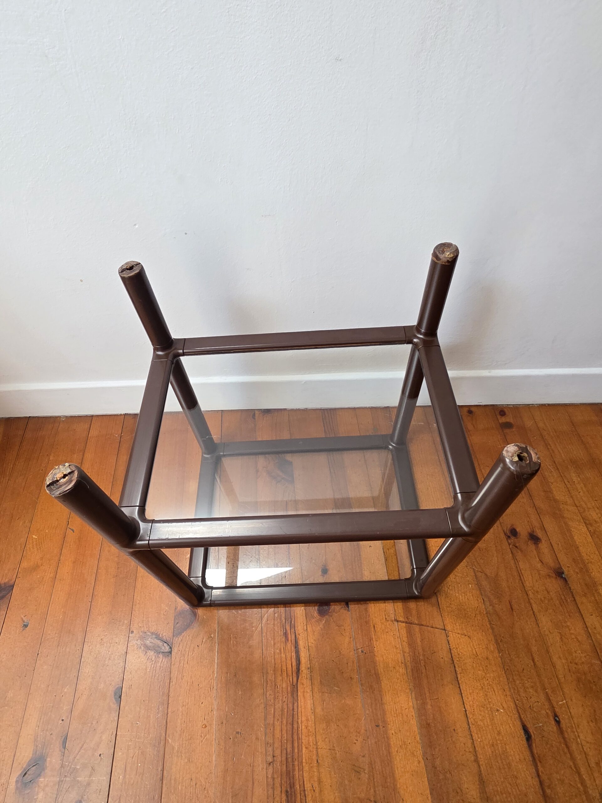 table d'appoint vintage en plastique brun et plateaux en verre – années 70