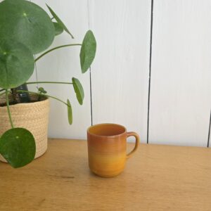 mug arcopal volcan – tasse vintage en verre opalin ambré années 70