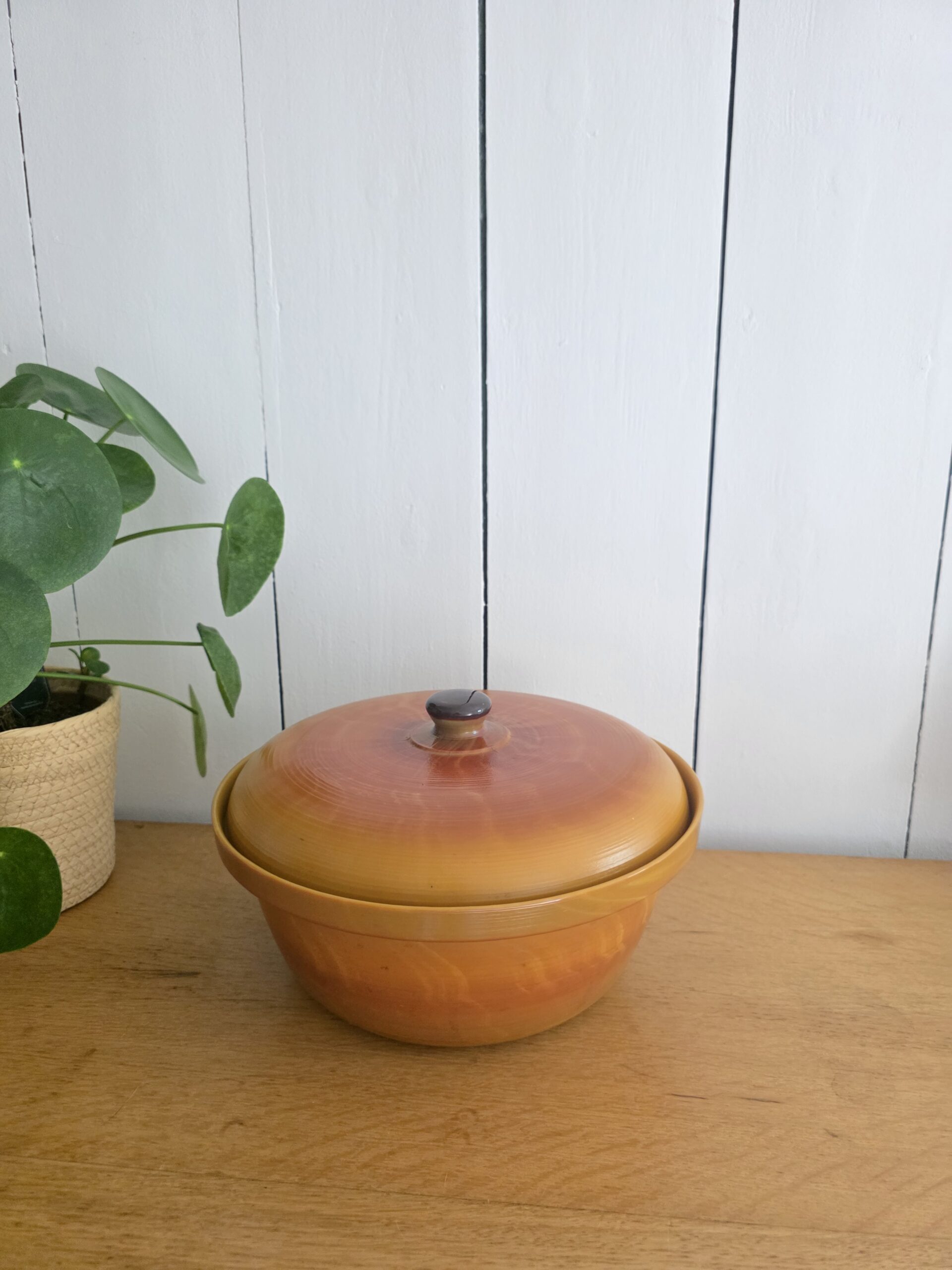 cocotte arcopal volcan avec couvercle – plat en verre opalin ambré vintage années 70