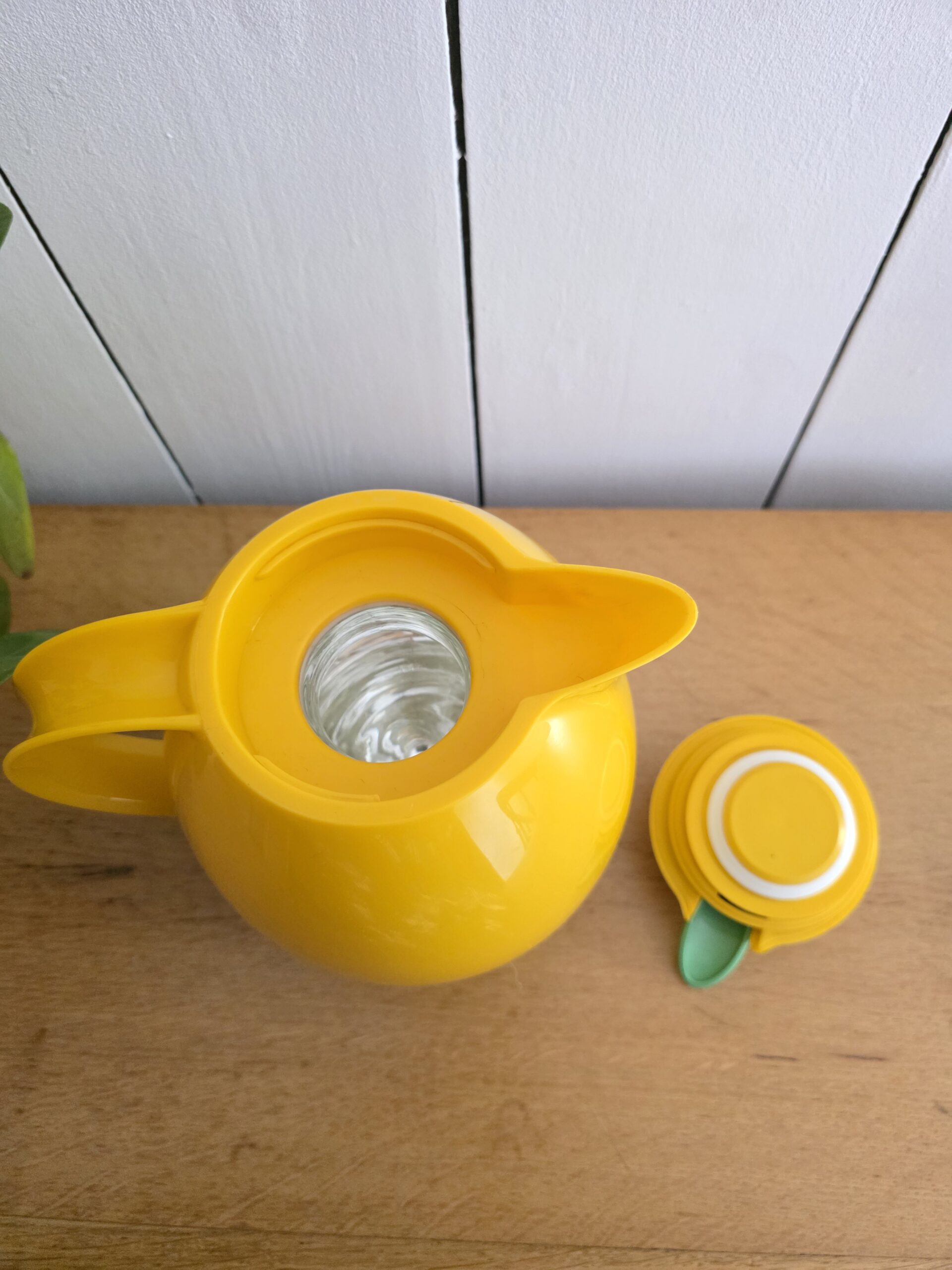 table d'appoint vintage en plastique brun et plateaux en verre – années 70