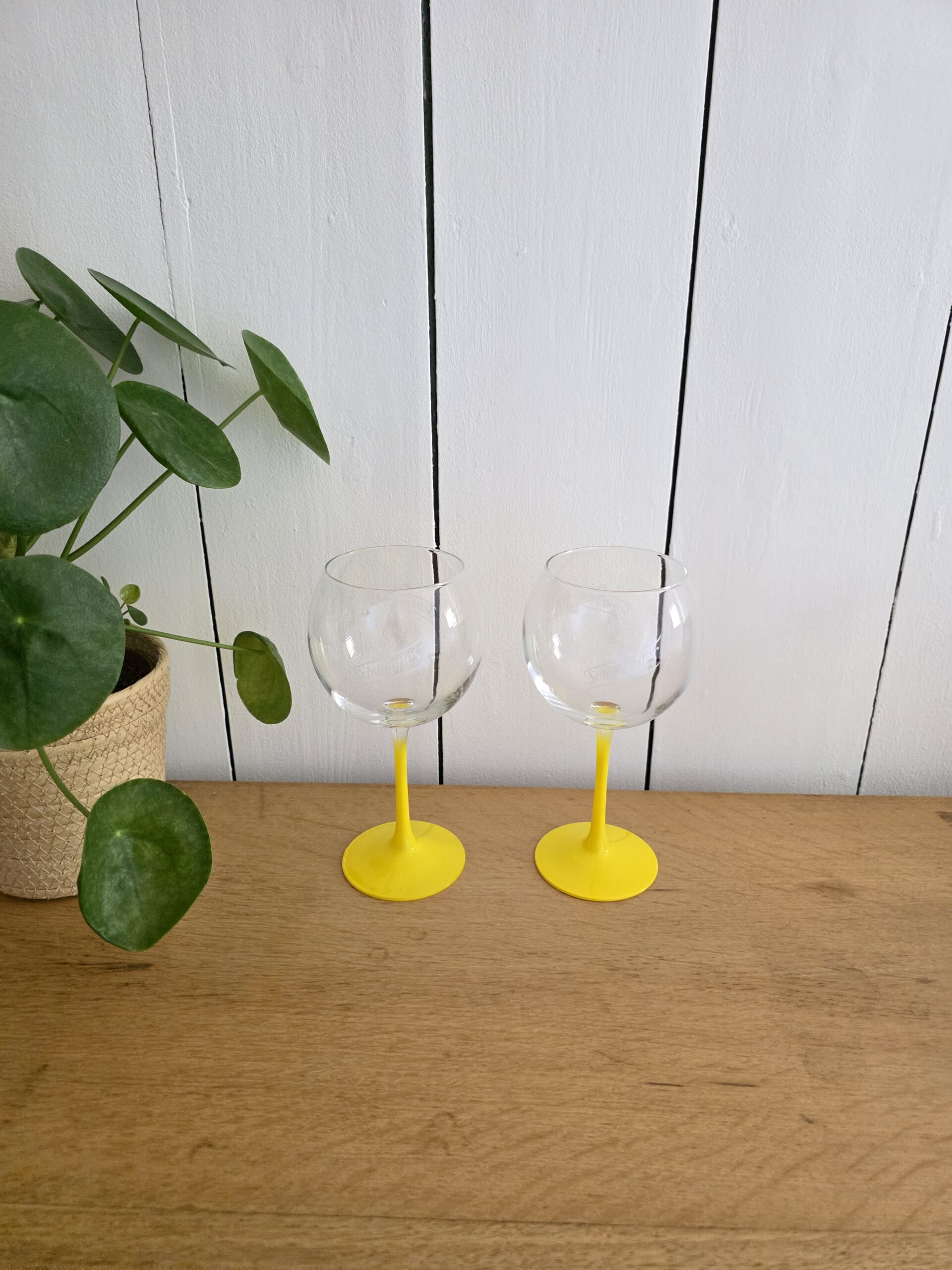 tasse arcopal topsi vintage en verre opale – décor chien sous parapluie – france