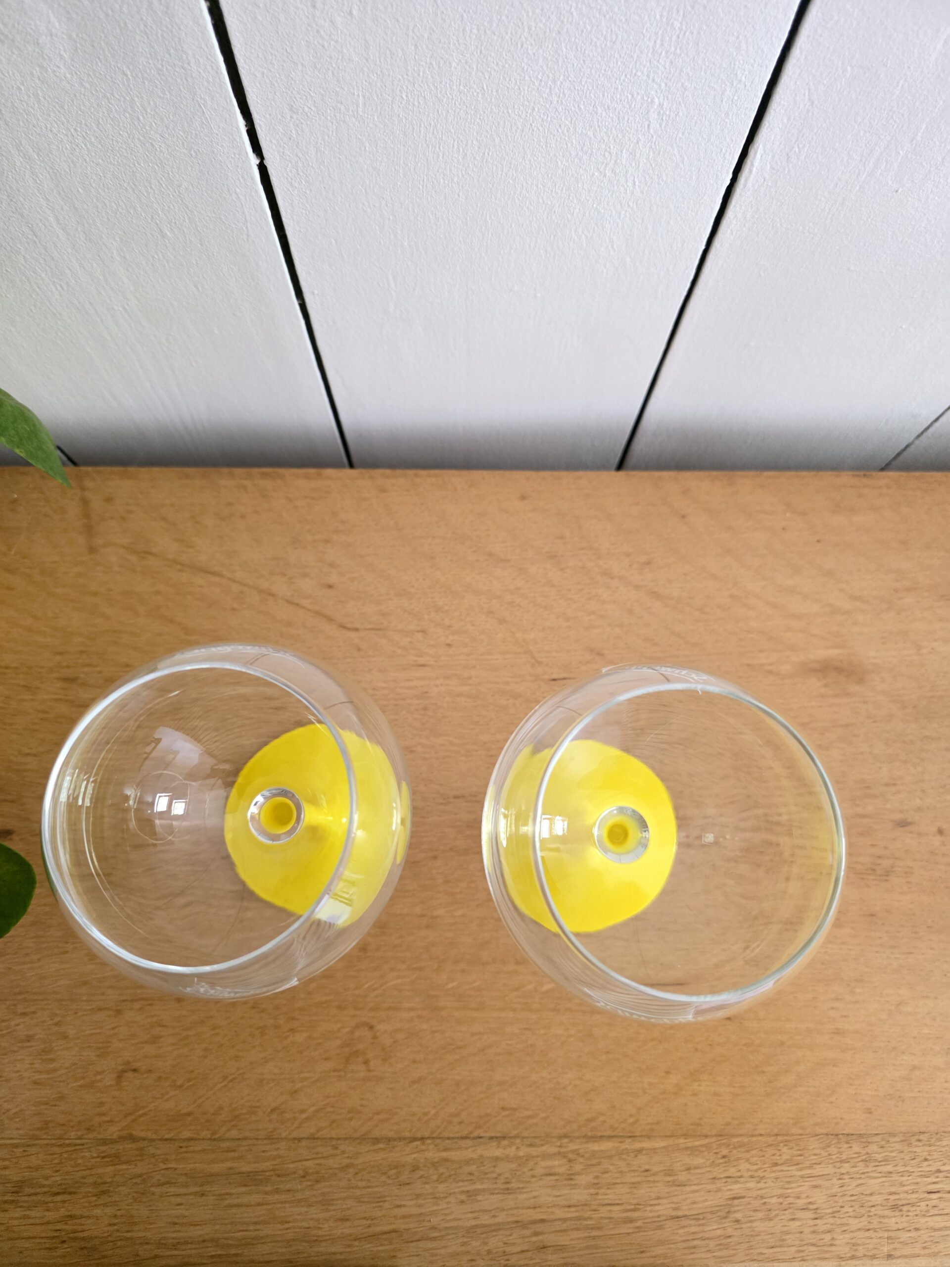 tasse arcopal topsi vintage en verre opale – décor chien sous parapluie – france